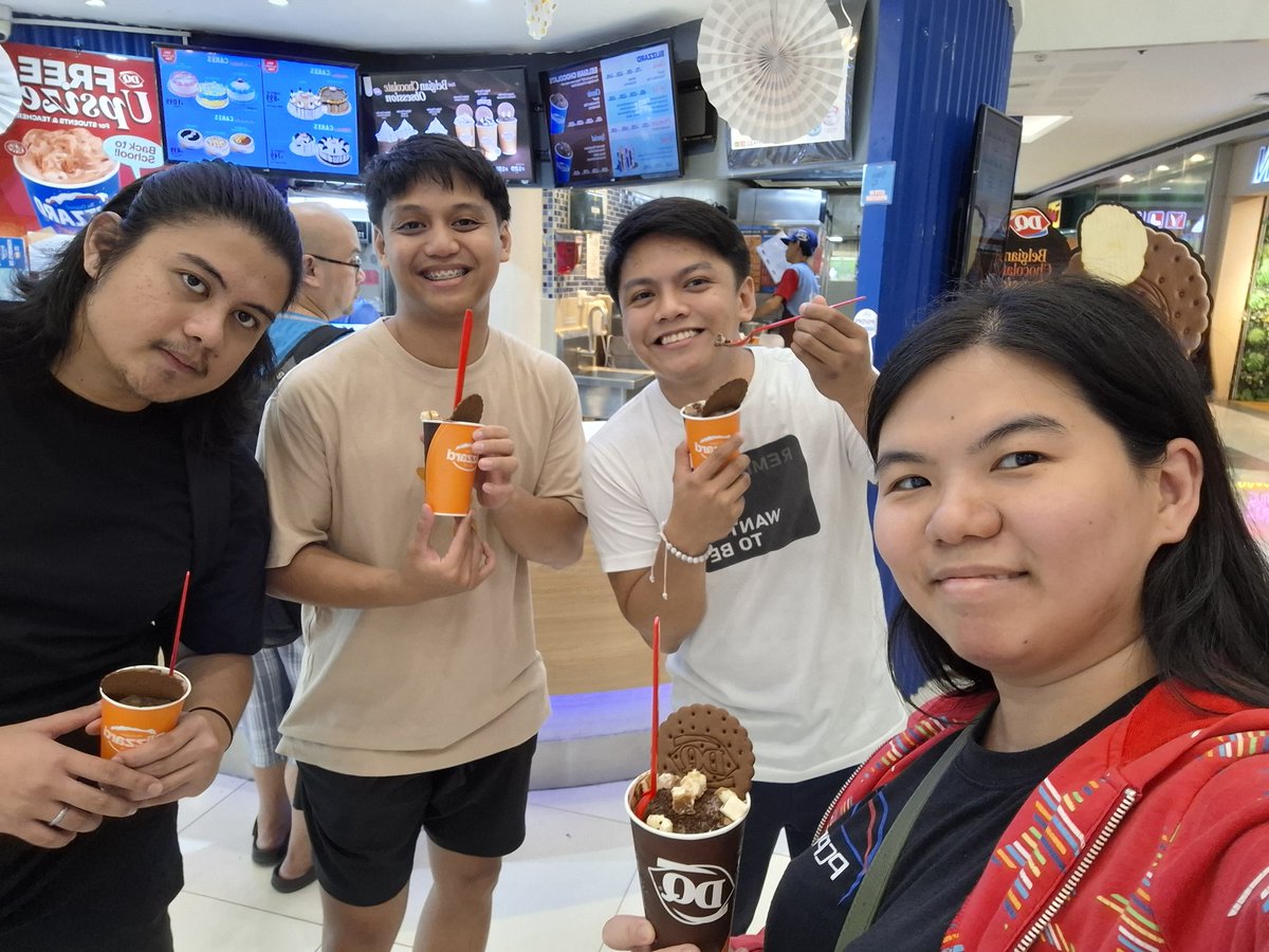 xandz34's tweet image. to Dairy Queen 🤪
#Groufie #workmate #Colleagues #EatingTime #ITC #SMCenter #Foodtrip #MangInasal #DairyQueen 
📷  July 28 2025