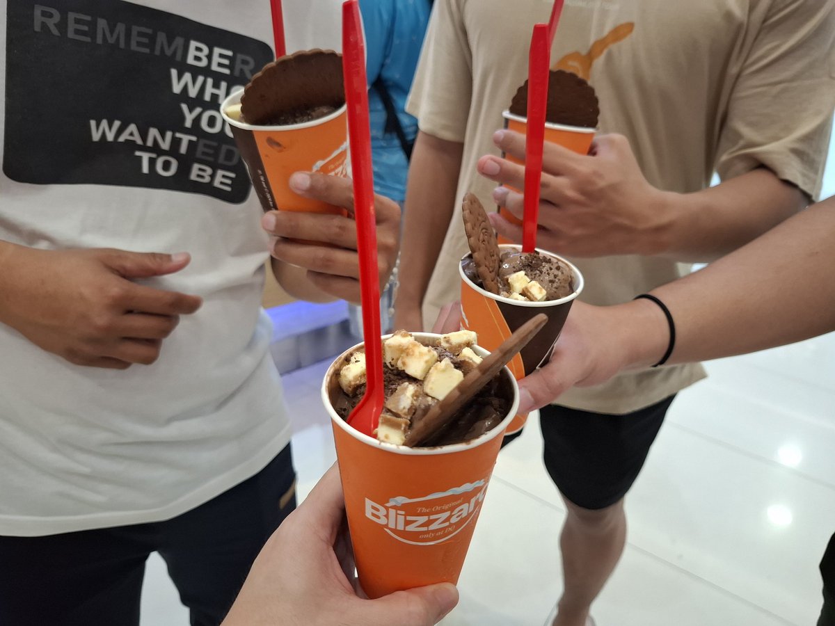 xandz34's tweet image. to Dairy Queen 🤪
#Groufie #workmate #Colleagues #EatingTime #ITC #SMCenter #Foodtrip #MangInasal #DairyQueen 
📷  July 28 2025