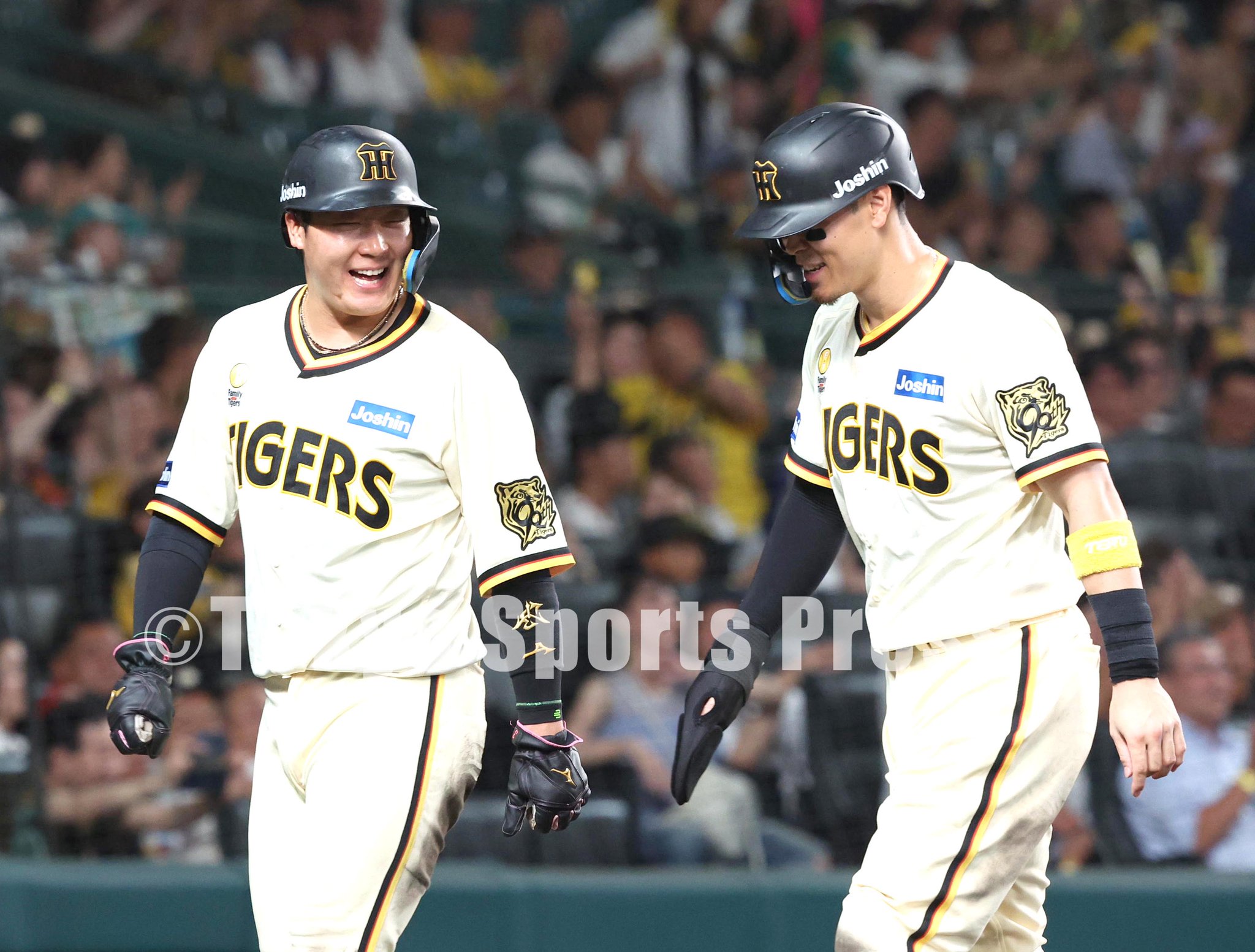佐藤輝明　大山悠輔　選手顔柄Tシャツ　タイガース　シークレット　2025 ① 2025年最新】顔tシャツ 佐藤輝明の人気アイテム - メルカリ