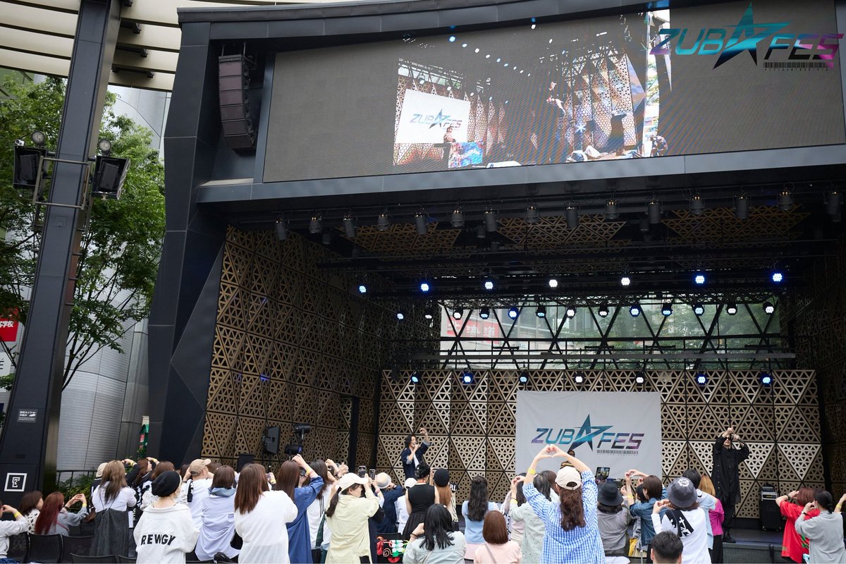 \ZUBA☆FES 2025/
2025.5.24-25

【写真で振り返り📷】
ROYALcomfortさん！
<a href="/_ROYALcomfort_/">ROYALcomfort OFFICIAL</a>

2年連続出演🔥
今年もKAY-Iさんの圧巻のロングトーンが会場に響き渡りました！
ズバフェスポーズの振り付けも最高でした☝

インタビュー記事はこちら⬇️ 
zubafes.com/interview/roya…

#zubafes
#ズバフェス