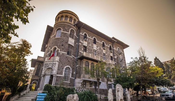 İzmir Arkeoloji Müzesi'ne giden bir vatandaşın paylaşımı:

"Hırsımdan ağlayabilirim. Bu müzeyi bu hale getirenlerin vatana ihanetten yargılanmaları gerekiyor."