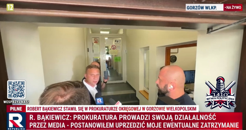 Wygląda na to, że Prokuratura nie chce przesłuchać Bąkiewicza. Czy jak Bąkiewicz wyjdzie z prokuratury to zaczną go ścigać i zakują w kajdanki zespolone? O TO IM CHODZI?