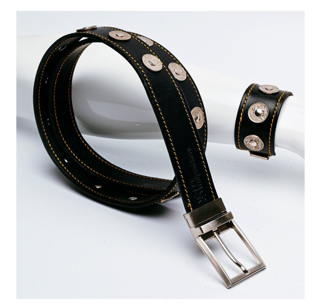 Descubre el cinturón y brazalete de diseño audaz detalles metálicos únicos  costuras doradas que destacan.
Fabricado en cuero de alta calidad.
 Ideal para quienes no siguen la moda.
 Elegancia con fuerza
 Perfecto para outfits urbanos o alternativos
 eylwhipmakers.com