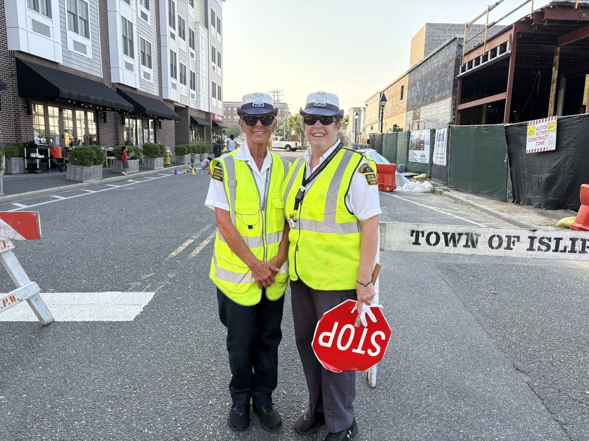 SCPD3rdPrecinct's tweet image. A great evening last night for Alive By The Bay on Main Street in Bay Shore. Thanks to the organizers and the community for making this a success. 3rd Precinct officers, auxiliaries, crossing guards and Suffolk County OEM, helped make this a safe event for everyone 👍