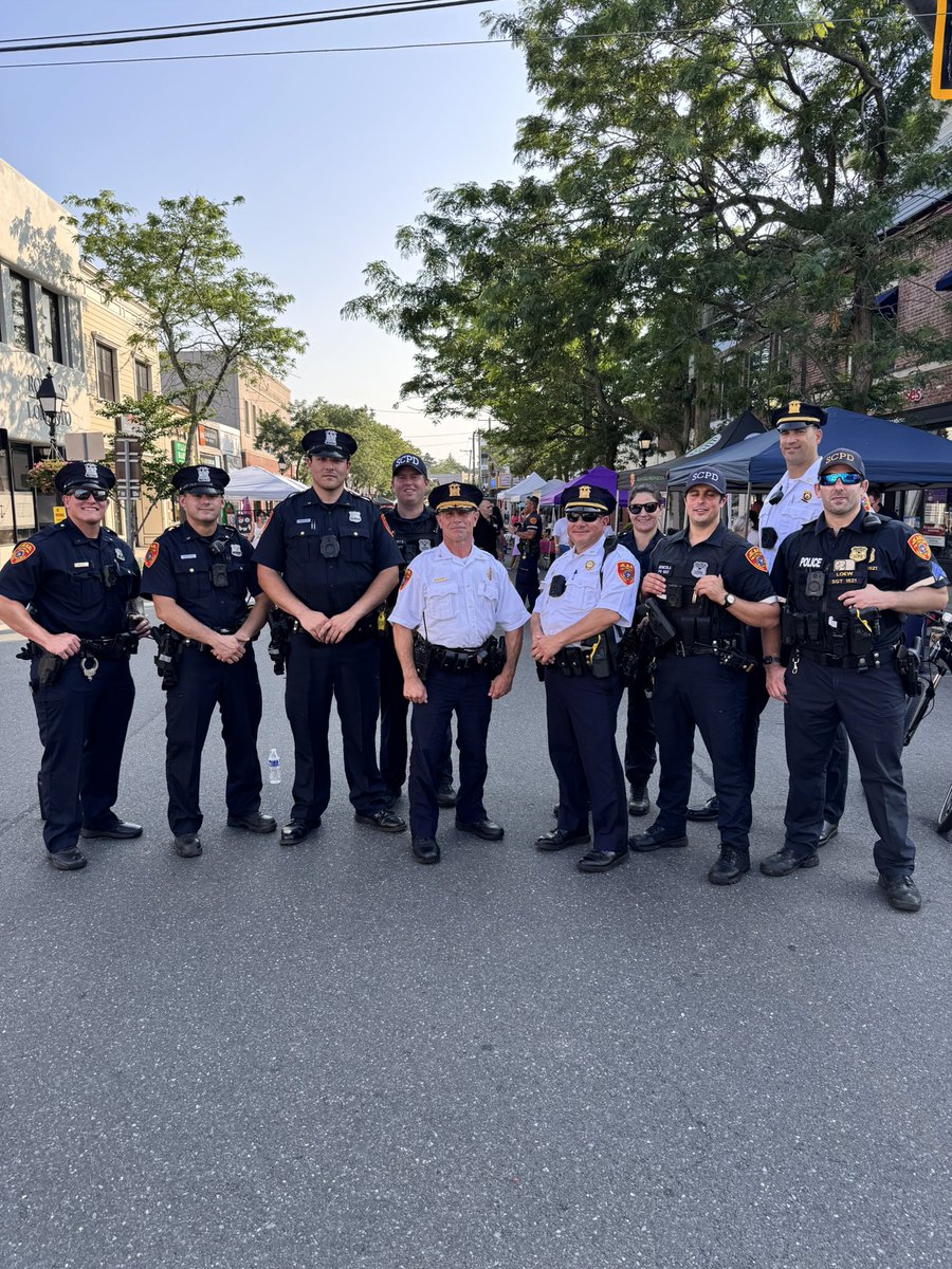 SCPD3rdPrecinct's tweet image. A great evening last night for Alive By The Bay on Main Street in Bay Shore. Thanks to the organizers and the community for making this a success. 3rd Precinct officers, auxiliaries, crossing guards and Suffolk County OEM, helped make this a safe event for everyone 👍