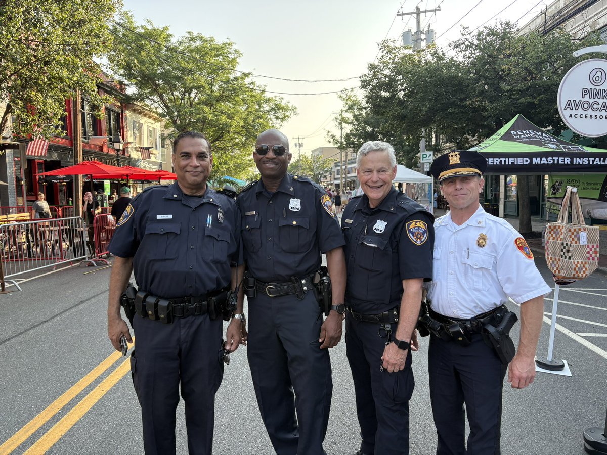 SCPD3rdPrecinct's tweet image. A great evening last night for Alive By The Bay on Main Street in Bay Shore. Thanks to the organizers and the community for making this a success. 3rd Precinct officers, auxiliaries, crossing guards and Suffolk County OEM, helped make this a safe event for everyone 👍
