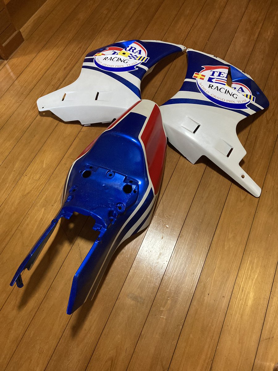 likeangle3335's tweet photo. 少しずつ作業し まだ100%完成では ないけど89仕様の青TERRAのアンダーカウルとシートカウルが だいぶ出来上がった😏 https://t.co/20YcEIQjfT