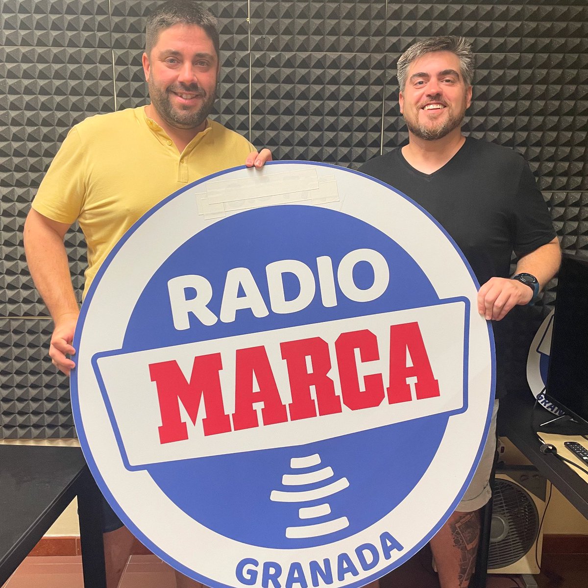 Radio Marca Granada (@rmarcagranada) on Twitter photo 🔥 ¡Cómo nos gusta recibir a los amigos del <a href="/GranadaFS/">SIMA Granada F.S.</a> en #DirectoMarcaGranada!
😏 Nano Calvache, entrenador del Sima Granada FS, y José Ignacio Moreno, miembro de la directiva, nos comentan el nuevo proyecto para la temporada 25-26. 🔥 ¡Cómo nos gusta recibir a los amigos del <a href="/GranadaFS/">SIMA Granada F.S.</a> en #DirectoMarcaGranada!
😏 Nano Calvache, entrenador del Sima Granada FS, y José Ignacio Moreno, miembro de la directiva, nos comentan el nuevo proyecto para la temporada 25-26.