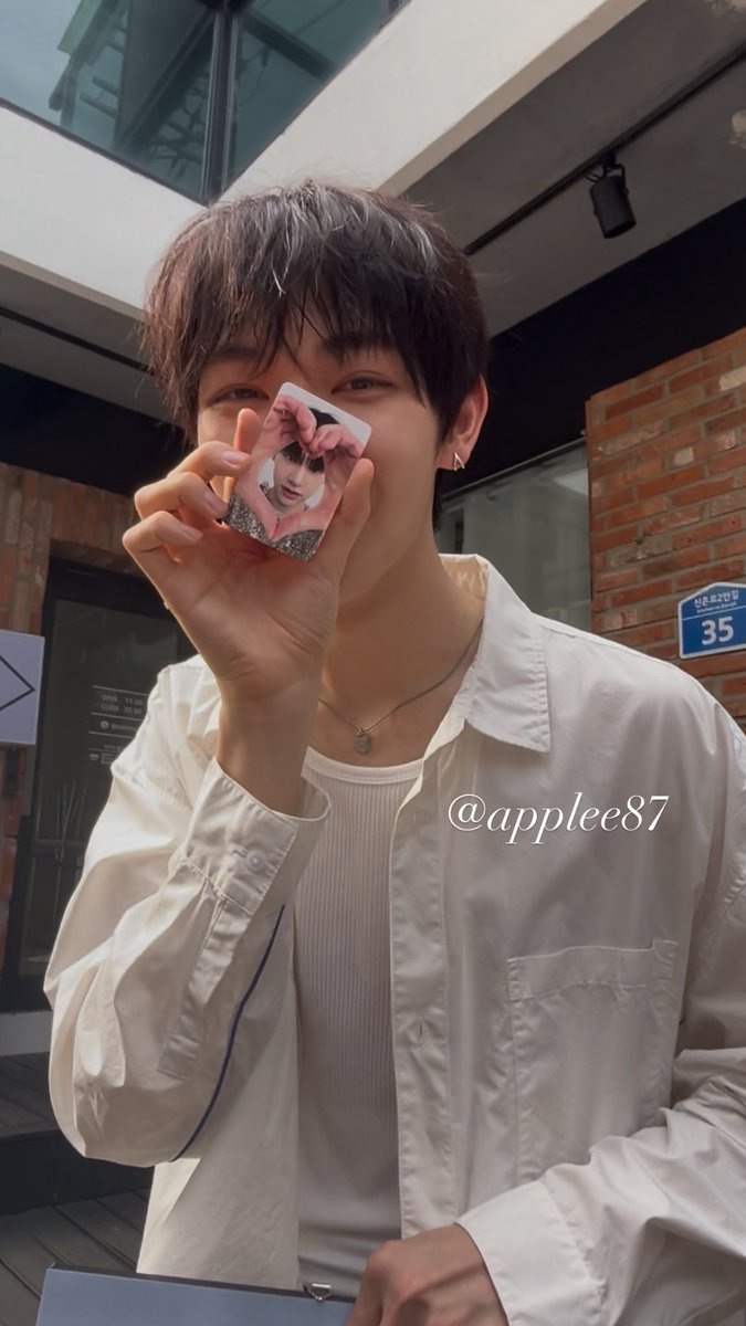 bunnyhyeop's tweet photo. fan zheyi with his dongyun pc 😭🫶

did dongyun bring pcs to give to his friends? lmfaoooo https://t.co/CKl4fRsN02