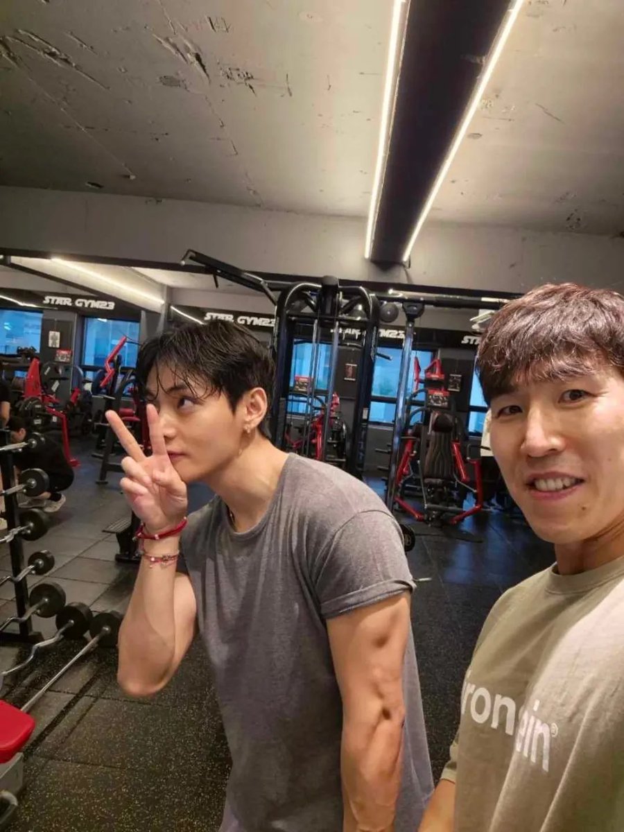 taeguide's tweet photo. [INFO] Taehyung’s trainer IG update 

“Please don’t be good at working out too :(”
“You are awesome” https://t.co/9FggqQOHI0