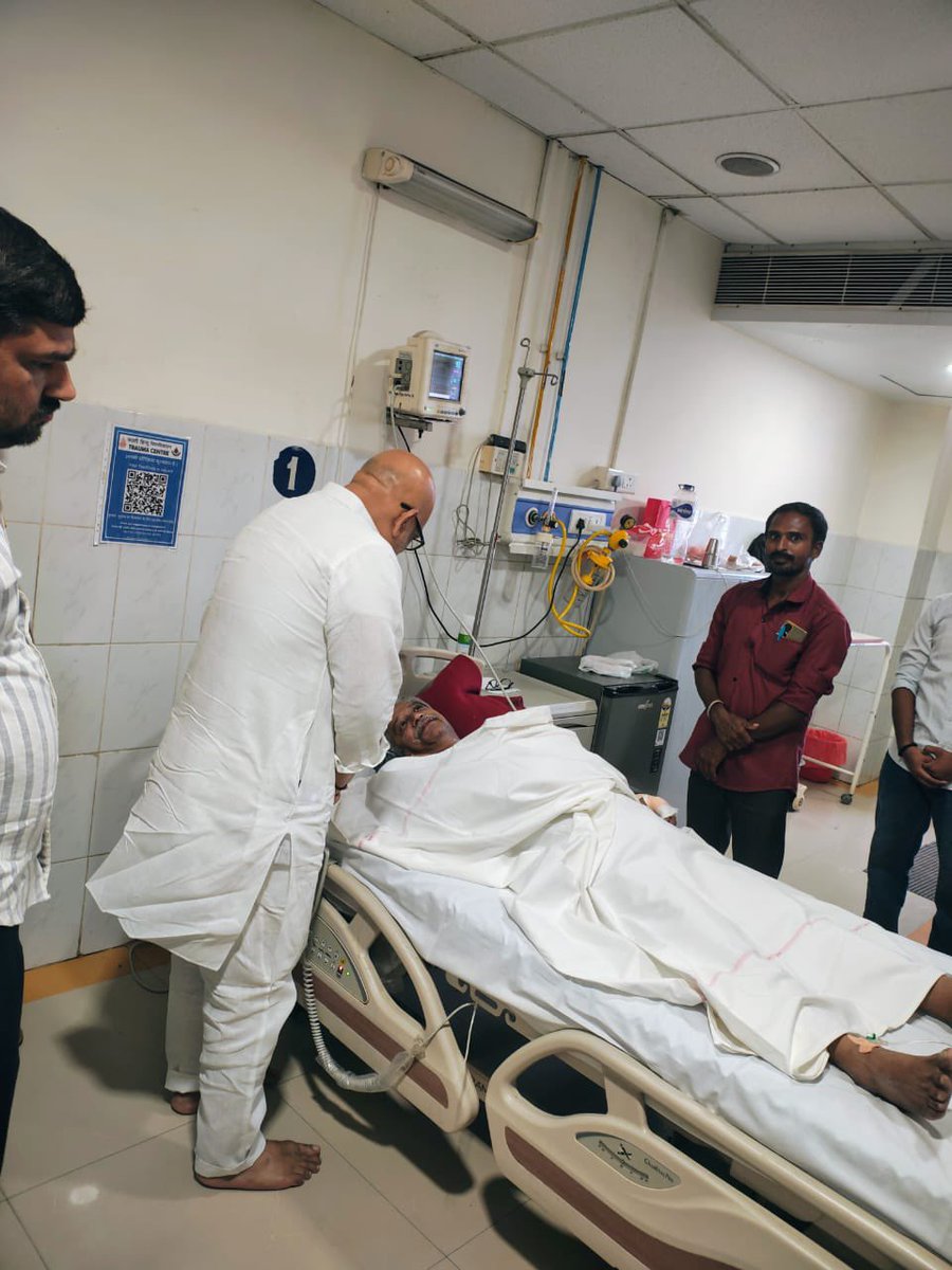 काशी हिंदू विश्वविद्यालय में प्रो. सी.एस. रामाचंद्र मूर्ति पर हुए जानलेवा हमले की घटना अत्यंत निंदनीय है।

आज मैं ट्रामा सेंटर-BHU पहुंचकर घायल प्रोफेसर से मिला, उनका हालचाल जाना और भरोसा दिलाया कि इस लड़ाई में हम आपके साथ हैं।

शिक्षकों पर हमला, शिक्षा पर हमला है। दोषियों की