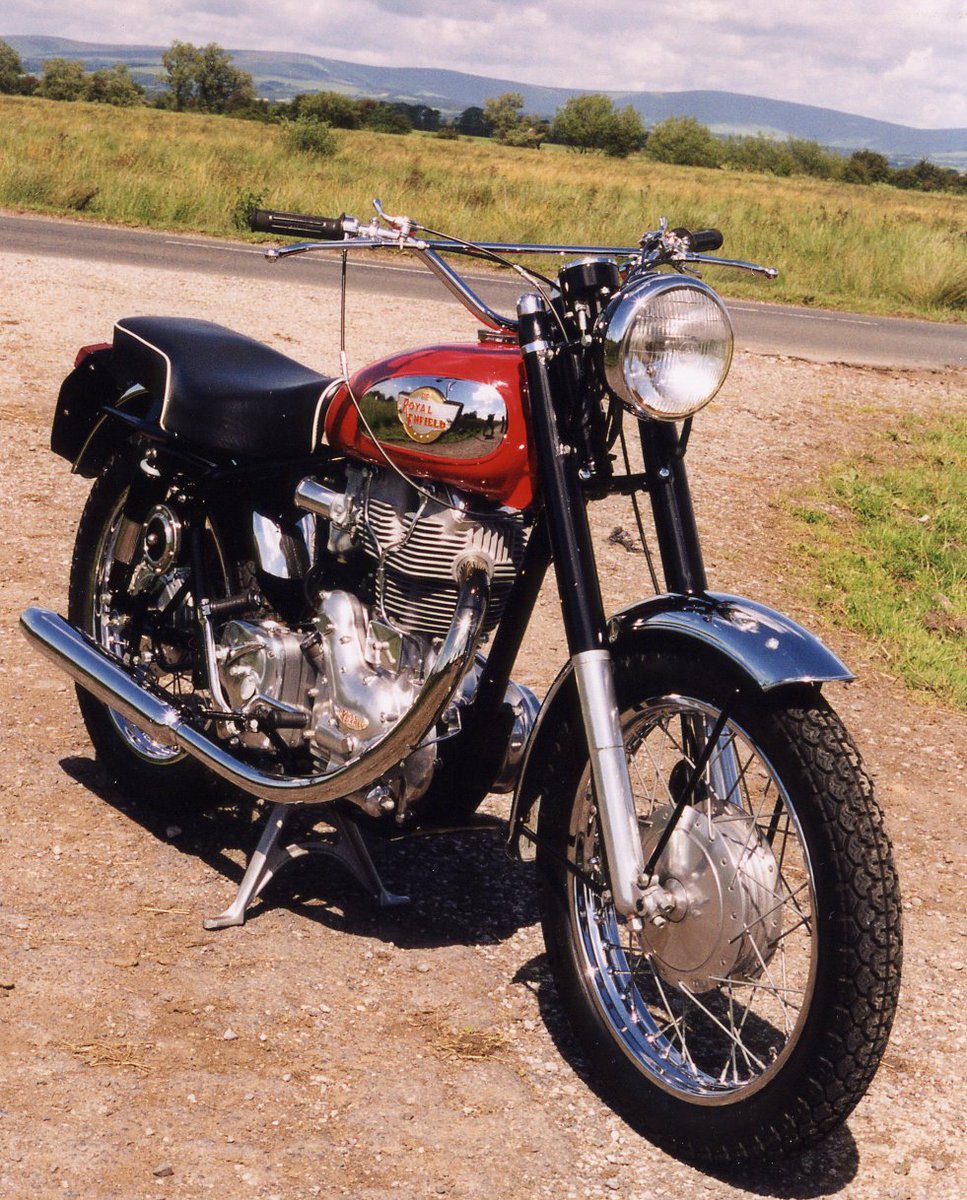 Big Head Bullet hot from burning up the summer roads. 🔥🌞😎
#royalenfield #enfield #motorcycle #bullet #classicmotorcycle #royalenfieldbullet #classicmotorbike #alloybarrel
