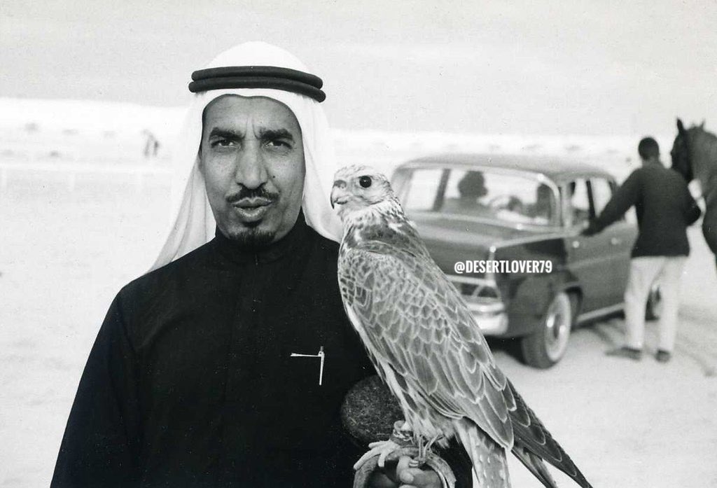 عبدالله بن عيسى بن سبت السبيعي و صقره في مضمار سباق الخيل بالقرب من مدينة الرفاع في مملكة البحرين 1966 م