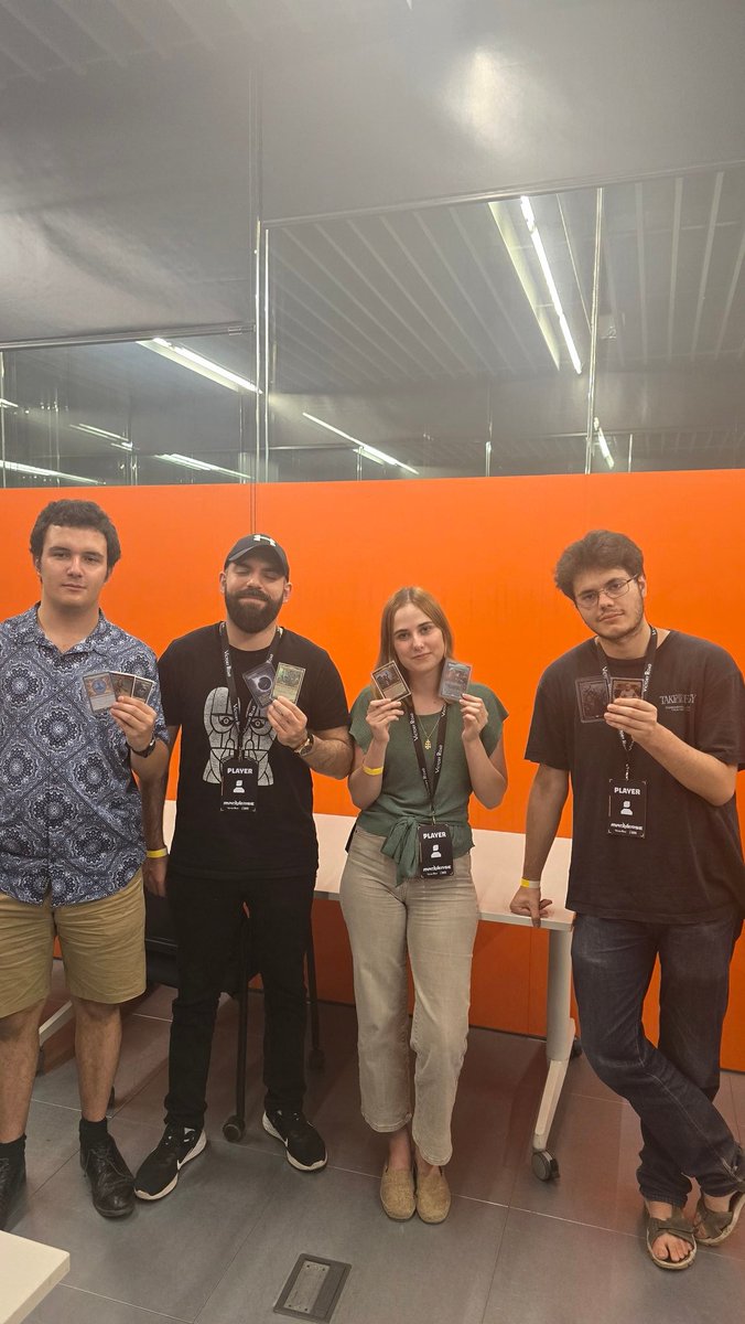 Tras 12h de torneito de CEDH en <a href="/Madverse_es/">Madverse</a>, este fue el top 4!!
Paula se llevó el Yojimbo (Solitude) tras una apasionante final!!
Enhorabuena!!!