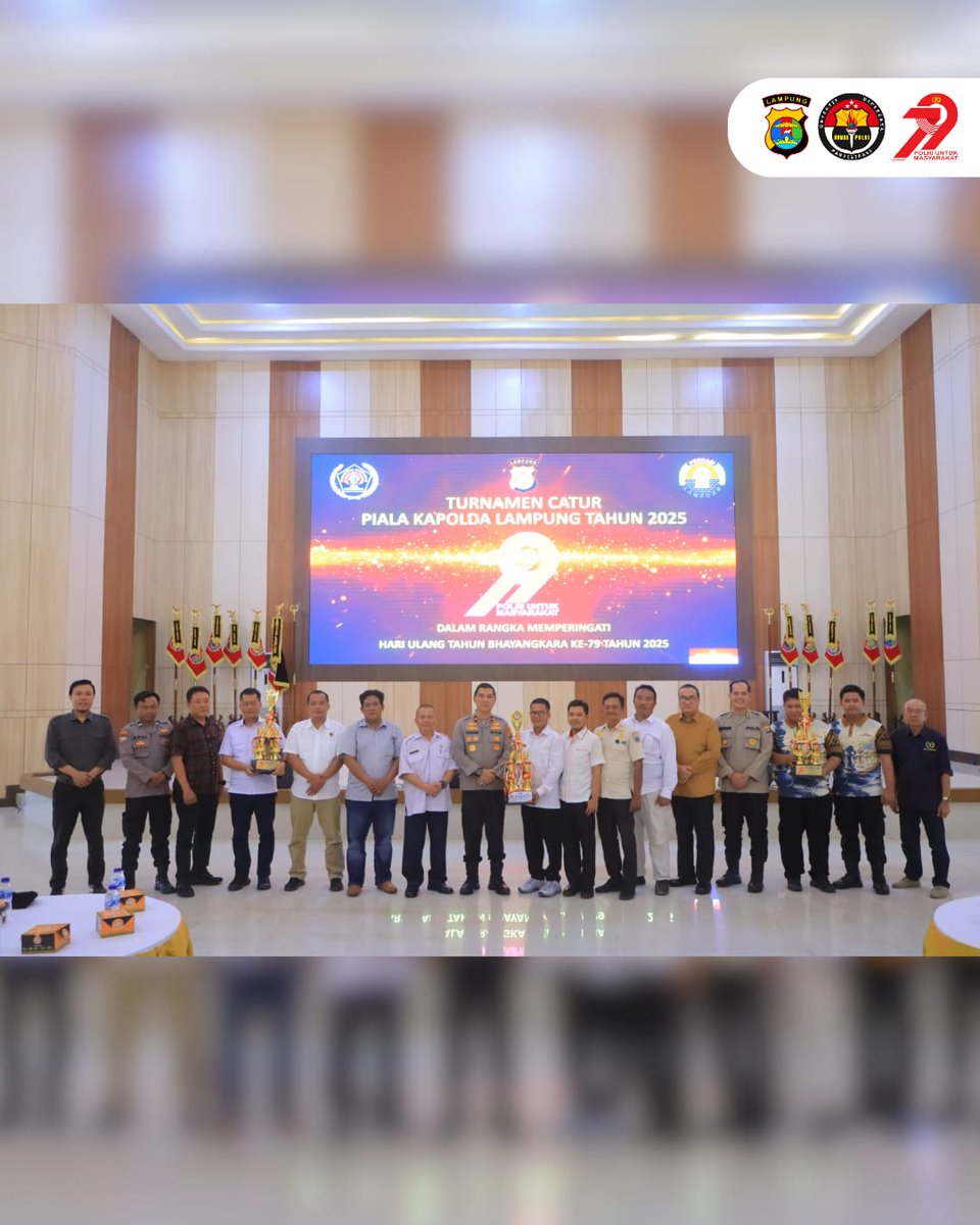 Halo Sekelik Polda Lampung! 

Wakapolda Lampung Brigjen Pol Dr Ahmad Ramadhan, S.H., M.Si., M.H. secara resmi menyerahkan piala kepada para pemenang Juara Beregu Turnamen Catur Kapolda Cup 2025. Pada hari Rabu, 30 Juli 2025 pukul 13.00 Wib, bertempatan di