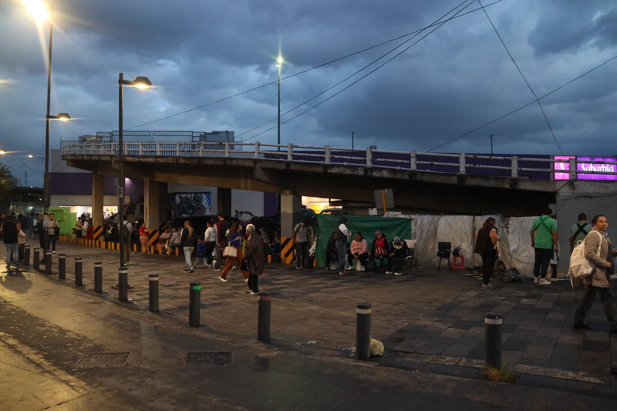 AlessandraRdlv's tweet photo. Atendimos una petición que llevaban tiempo pidiendo: el reordenamiento del ambulantaje en el metro Buenavista.

Con diálogo y respeto, logramos grandes acuerdos. Porque gobernar también es escuchar y actuar. Y en Cuauhtémoc, esa siempre será nuestra bandera.

#ElPoderEnTusManos https://t.co/BpmRIVpn9r