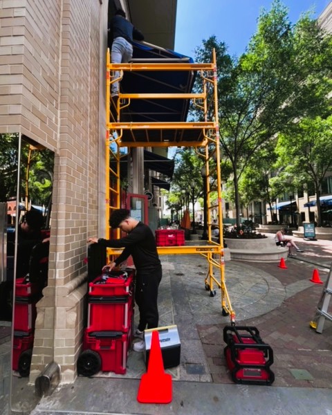 Divadisplaysinc's tweet image. Make a bold first impression with awnings tailored to your brand. We handle it all — from custom design and fabrication to professional installation.

📞 301-798-2717
🌐 divadisplays.com

#CustomAwnings #BrandVisibility #CommercialAwnings #DesignBuildInstall #DivaDisplays