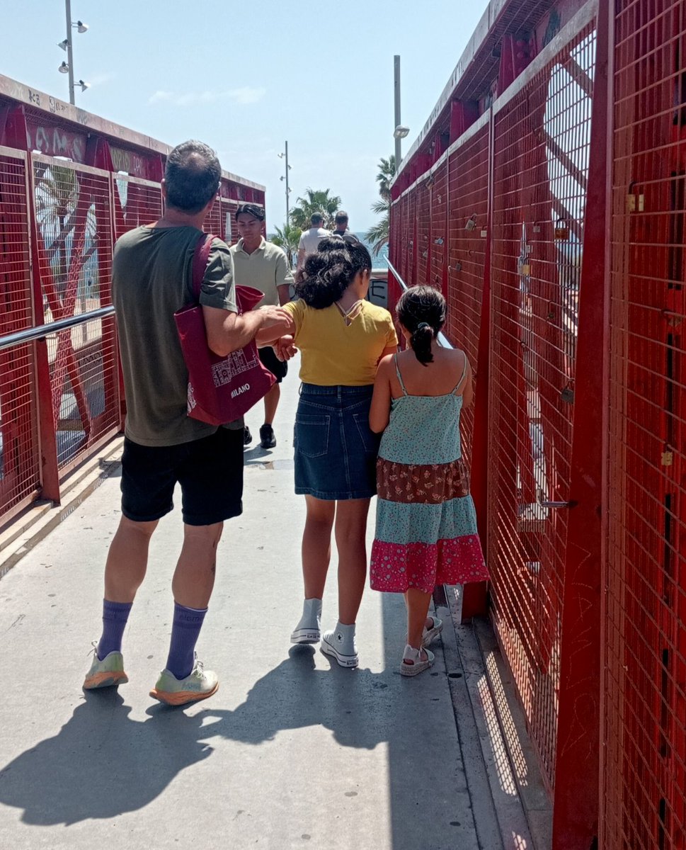 El secreto, querida Alicia, es rodearte de gente que te haga sonreír el ❤️.
Es entonces, solo entonces, cuando estarás en el País de las Maravillas.