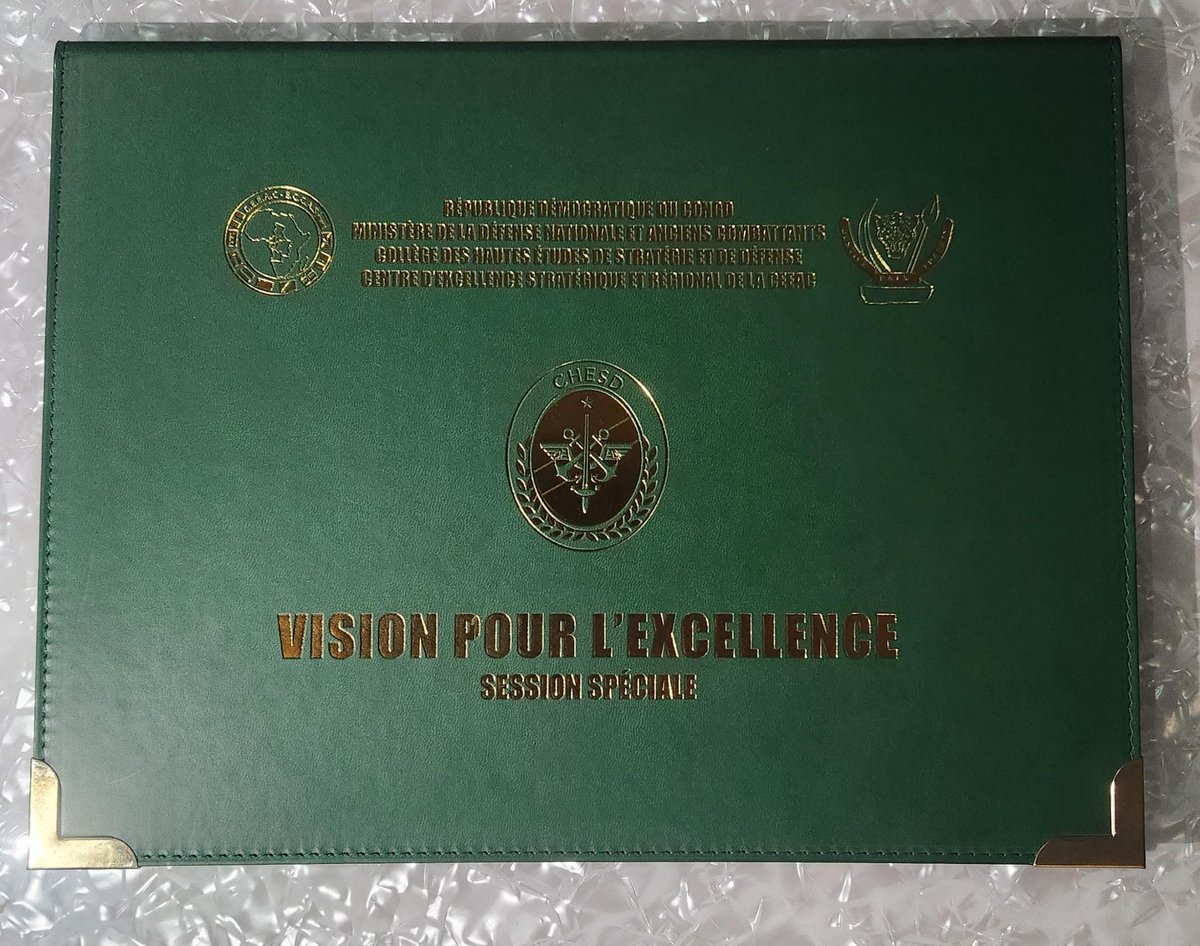 DizoMomeka's tweet photo. 🚨🚨🚨

29 juillet 2025. Une date désormais gravée dans le marbre de notre trajectoire scientifique.

Ce jour solennel consacre l’obtention de notre diplôme au Collège des Hautes Études de Stratégie et de Défense (CHESD), à l’issue de la 8ᵉ Session Spéciale. Il ne s’agit pas simplement d’une réussite académique, mais bien d’un jalon structurant dans une dynamique d’engagement intellectuel, lucide, critique et résolument orientée vers l’excellence stratégique.

À Celui qui tient dans Sa main les temps et les circonstances, nous rendons une reconnaissance profonde pour ce nouveau pas franchi dans la quête du savoir méritocratique. Ce socle intangible du dynamisme, de la rigueur méthodologique et du pragmatisme éclairé qui fondent notre démarche.

L’ambition désormais clairement énoncée : défendre, d’ici la fin de cette année, le mémoire de DEA/DES à l’UNIKIN, prélude indispensable à l’inscription à la thèse. Il ne s’agit pas d’un simple objectif, mais d’un impératif de responsabilité scientifique et de fidélité à un parcours d’excellence.

Nous tenons à exprimer, avec gravité et sincérité, notre gratitude à toutes celles et tous ceux qui, par leurs appels, messages ou marques de considération  explicites ou discrètes  ont manifesté leur bienveillance et leur solidarité.

À vous toutes et tous, la main droite sur le cœur,
Nous vous disons : Merci !

#JM