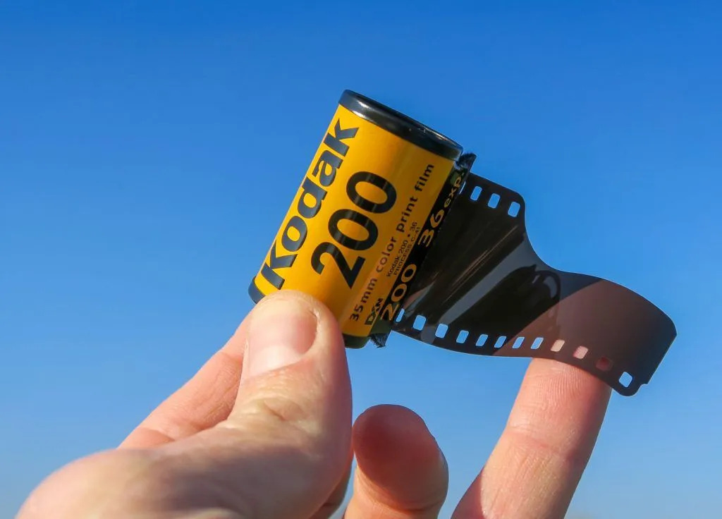 Era comum o filme em rolo. Também era comum a gente abrir a câmera no final, sem rebobinar, e perder todas as fotos. Aí os fabricantes criaram máquinas que desenrolavam o filme em um carretel, e rebobinavam a cada foto.