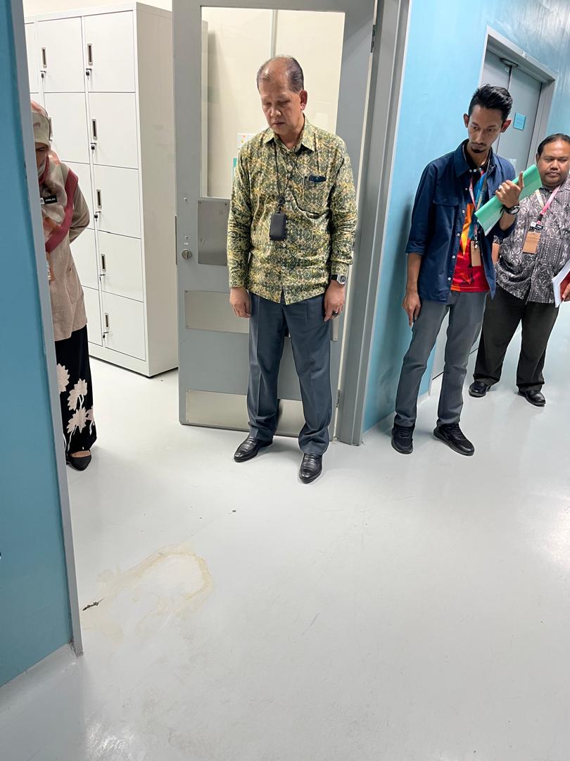 JKR Selangor (@jkrselangor) on Twitter photo YBhg. Dato’ Sri Azman bin Ibrahim, KSU KKR telah membuat lawatan ke premis National Centre for Food Safety (NCFS) bagi memantau secara langsung isu kecacatan dan kerosakan di premis NCFS tersebut.
Laporan penuh.. facebook.com/share/16sgVZyo… <a href="/Irshukriishak/">Ir. Shukri Bin Ishak</a> <a href="/IPJKR_Official/">JKR Malaysia Rasmi</a> <a href="/moworksmy/">Kementerian Kerja Raya Malaysia</a> YBhg. Dato’ Sri Azman bin Ibrahim, KSU KKR telah membuat lawatan ke premis National Centre for Food Safety (NCFS) bagi memantau secara langsung isu kecacatan dan kerosakan di premis NCFS tersebut.
Laporan penuh.. facebook.com/share/16sgVZyo… <a href="/Irshukriishak/">Ir. Shukri Bin Ishak</a> <a href="/IPJKR_Official/">JKR Malaysia Rasmi</a> <a href="/moworksmy/">Kementerian Kerja Raya Malaysia</a>
