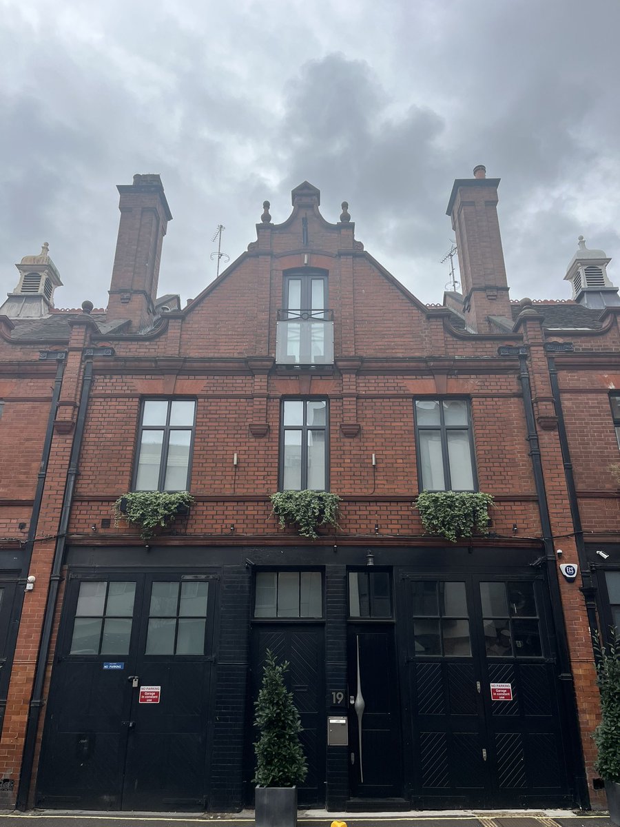 PinkTaxiRunner's tweet image. Getting lost in Oscar Wilde’s London #Chelsea #Mayfair