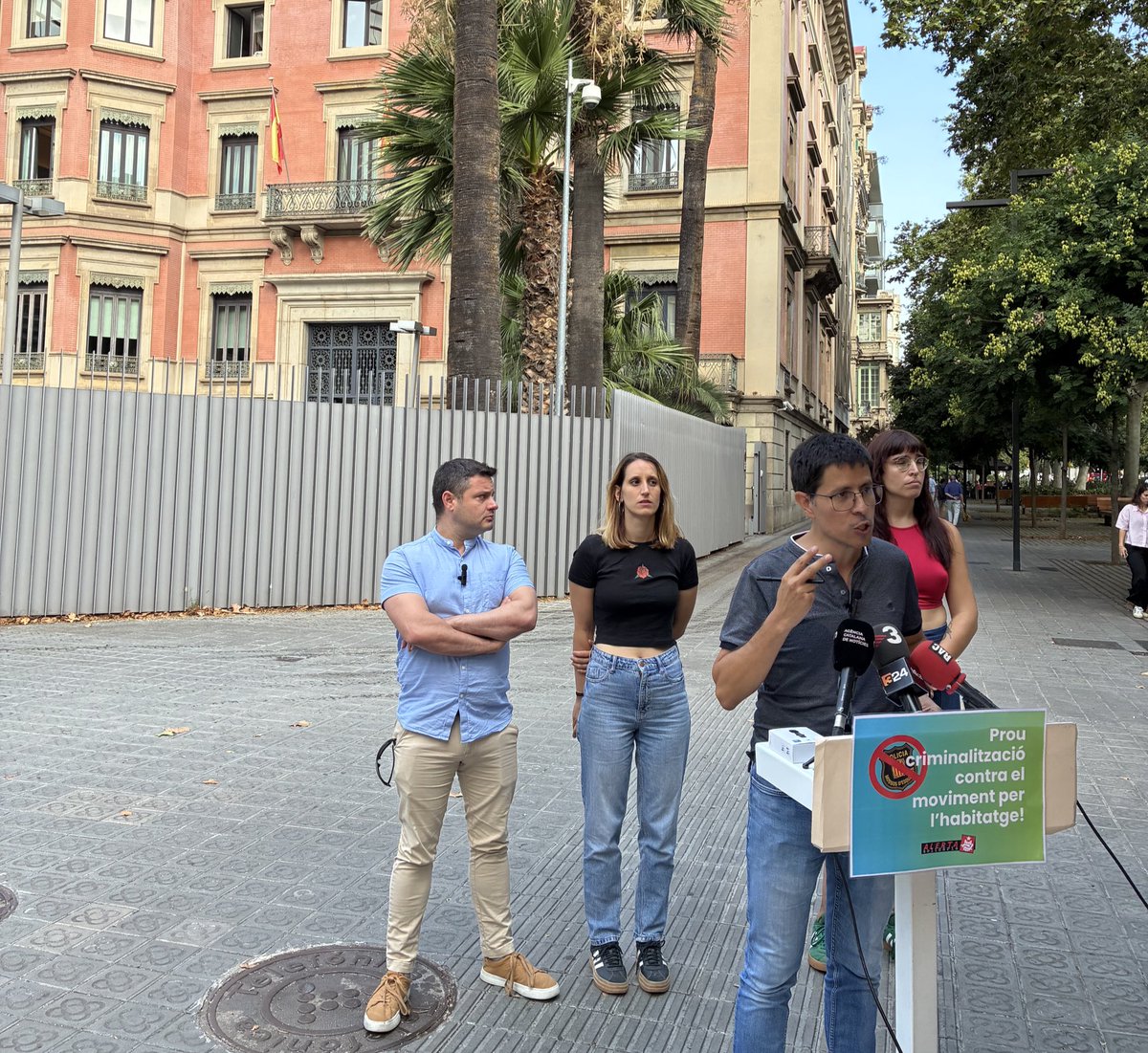 Llavors Absolució (@llavorsabsol) on Twitter photo 🔴 Presents a la roda de premsa d’<a href="/AlertaSolidaria/">Alerta Solidària</a> per denunciar la criminalització del moviment per l’habitatge i la resolució en absolució de casos repressius recents com el nostre 🔴 Presents a la roda de premsa d’<a href="/AlertaSolidaria/">Alerta Solidària</a> per denunciar la criminalització del moviment per l’habitatge i la resolució en absolució de casos repressius recents com el nostre