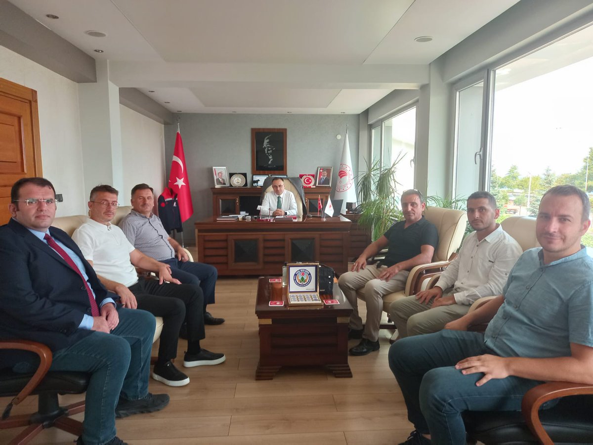 Çanakçı,Doğankent,Espiye,Eynesil,Güce ve Tirebolu İlçe Müdürlerimiz,İl Müdürümüz Mustafa Ensar YILMAZ’a hayırlı olsun ziyaretinde bulundular.

İl Müdürümüz kendilerine teşekkür ederek, hep birlikte ekip ruhuyla Giresun tarımına hizmet etmenin gayreti içinde olacaklarını” söyledi.