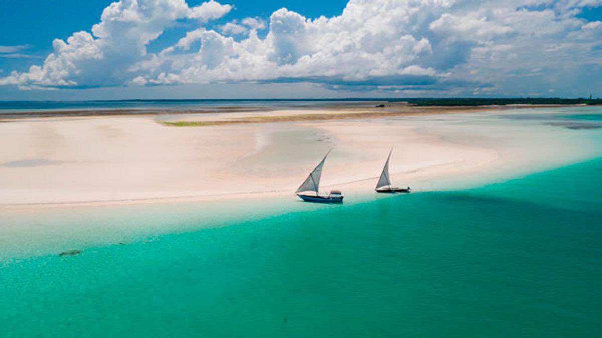 Hace milenios que la costa suajili de Tanzania recibe viajeros. Hoy pasado y presente se unen: ruinas envueltas en musgo flanqueadas por modernos hoteles y pescadores en ngalawas de madera que reman a la sombra de ferris de alta velocidad. ow.ly/WZHj50SF1MW