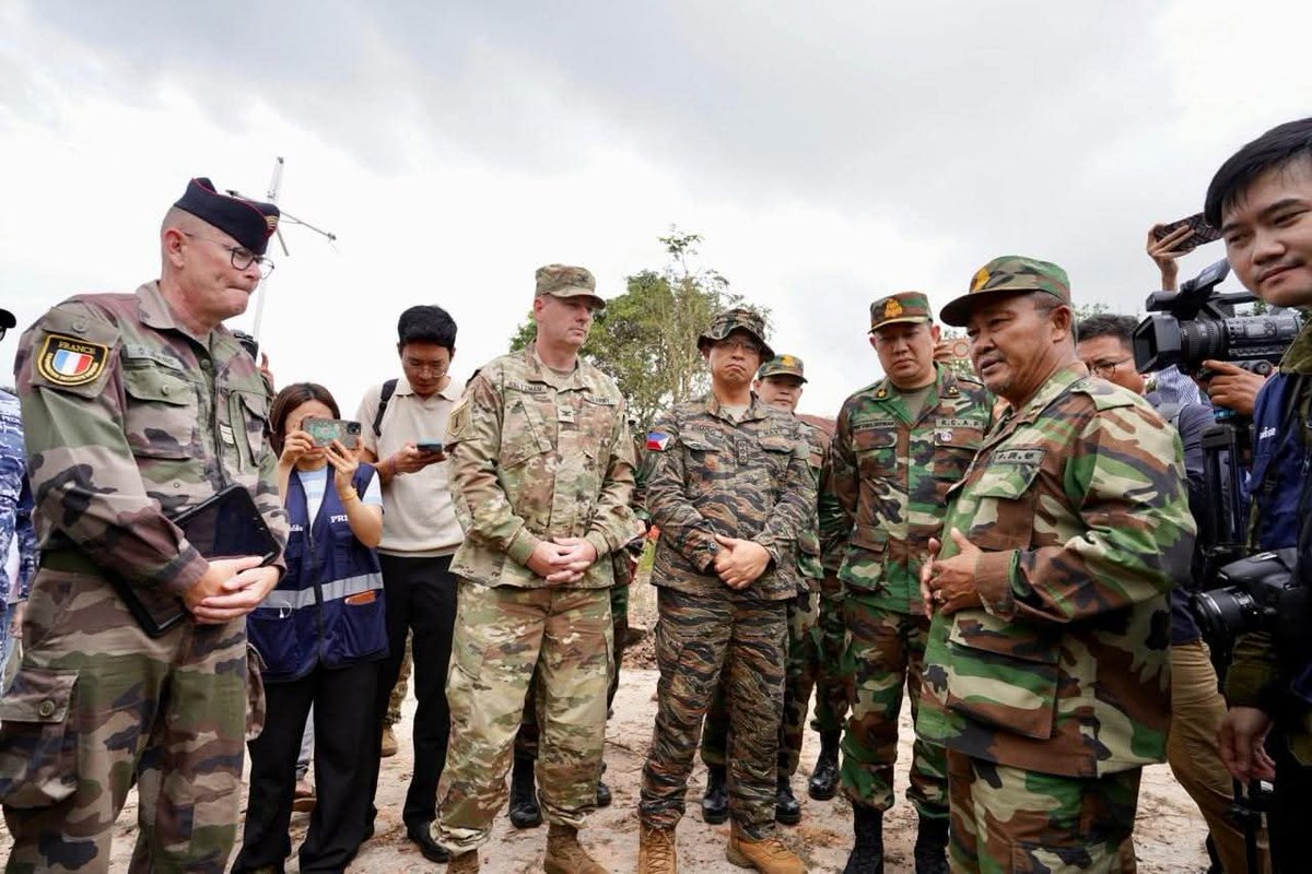 Official: Thai soldiers took prisoners after ceasefire

Major General Chanth Sopheaktra, commander of the Preah Vihear Operational Area, has announced that 20 Cambodian soldiers were captured by Thai soldiers at around 5am on the morning of July 29. One managed to escape, while