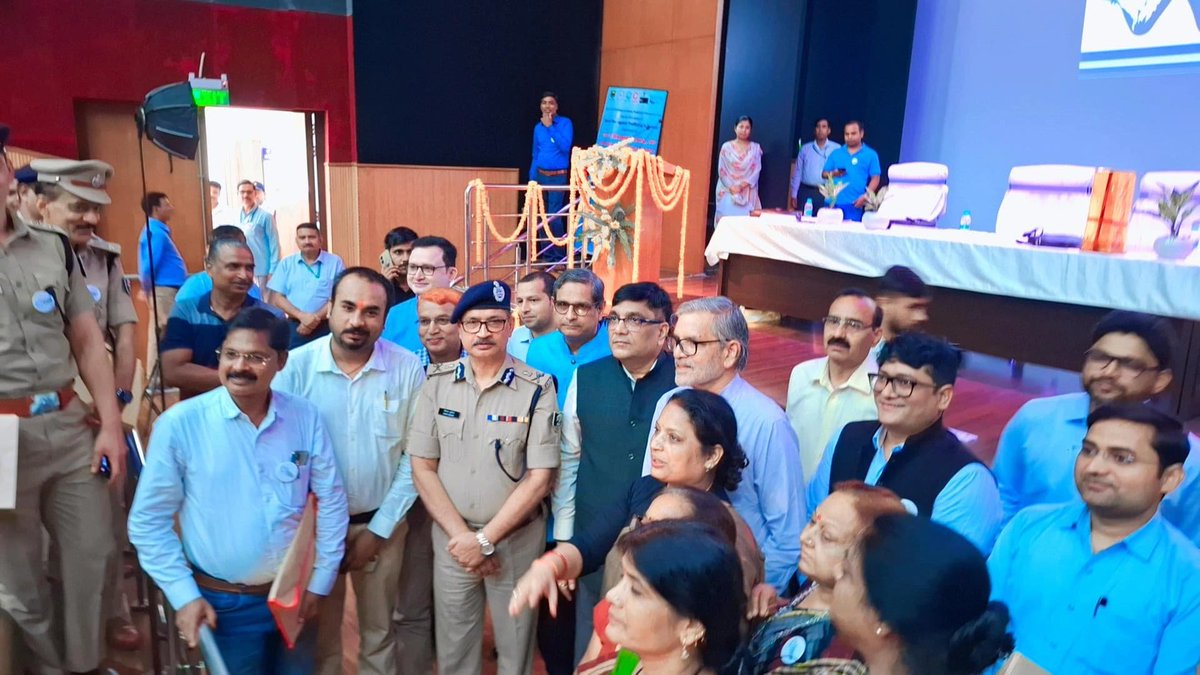 Bihar Police (@bihar_police) on Twitter photo рдЬрд┐рд╕рдореЗрдВ рдЕрдкрд░ рдкреБрд▓рд┐рд╕ рдорд╣рд╛рдирд┐рджреЗрд╢рдХ, рдХрдордЬреЛрд░ рд╡рд░реНрдЧ рдПрд╡рдВ рдЕрдкрд░ рдкреБрд▓рд┐рд╕ рдорд╣рд╛рдирд┐рджреЗрд╢рдХ, рдЕрдкрд░рд╛рдз рдЕрдиреБрд╕рдВрдзрд╛рди рд╡рд┐рднрд╛рдЧ, рдмрд┐рд╣рд╛рд░, рдкрдЯрдирд╛ рднреА рдЙрдкрд╕реНрдерд┐рдд рд░рд╣реЗ...
рдЗрдиреНрд╣реЛрдВрдиреЗ рдмрддрд╛рдпрд╛ рдХрд┐ рдорд╛рдирд╡ рддрд╕реНрдХрд░реА, рдирд╢реАрд▓реЗ рдкрджрд╛рд░реНрдереЛрдВ рдХреА рддрд╕реНрдХрд░реА рдХреЗ рдмрд╛рдж рджреВрд╕рд░рд╛ рд╕рдмрд╕реЗ рдмрдбрд╝рд╛ рдЕрд╡реИрдз рдЖрдп рдХрд╛ рд╕реНрд░реЛрдд рд╣реИред (2/4) рдЬрд┐рд╕рдореЗрдВ рдЕрдкрд░ рдкреБрд▓рд┐рд╕ рдорд╣рд╛рдирд┐рджреЗрд╢рдХ, рдХрдордЬреЛрд░ рд╡рд░реНрдЧ рдПрд╡рдВ рдЕрдкрд░ рдкреБрд▓рд┐рд╕ рдорд╣рд╛рдирд┐рджреЗрд╢рдХ, рдЕрдкрд░рд╛рдз рдЕрдиреБрд╕рдВрдзрд╛рди рд╡рд┐рднрд╛рдЧ, рдмрд┐рд╣рд╛рд░, рдкрдЯрдирд╛ рднреА рдЙрдкрд╕реНрдерд┐рдд рд░рд╣реЗ...
рдЗрдиреНрд╣реЛрдВрдиреЗ рдмрддрд╛рдпрд╛ рдХрд┐ рдорд╛рдирд╡ рддрд╕реНрдХрд░реА, рдирд╢реАрд▓реЗ рдкрджрд╛рд░реНрдереЛрдВ рдХреА рддрд╕реНрдХрд░реА рдХреЗ рдмрд╛рдж рджреВрд╕рд░рд╛ рд╕рдмрд╕реЗ рдмрдбрд╝рд╛ рдЕрд╡реИрдз рдЖрдп рдХрд╛ рд╕реНрд░реЛрдд рд╣реИред (2/4)