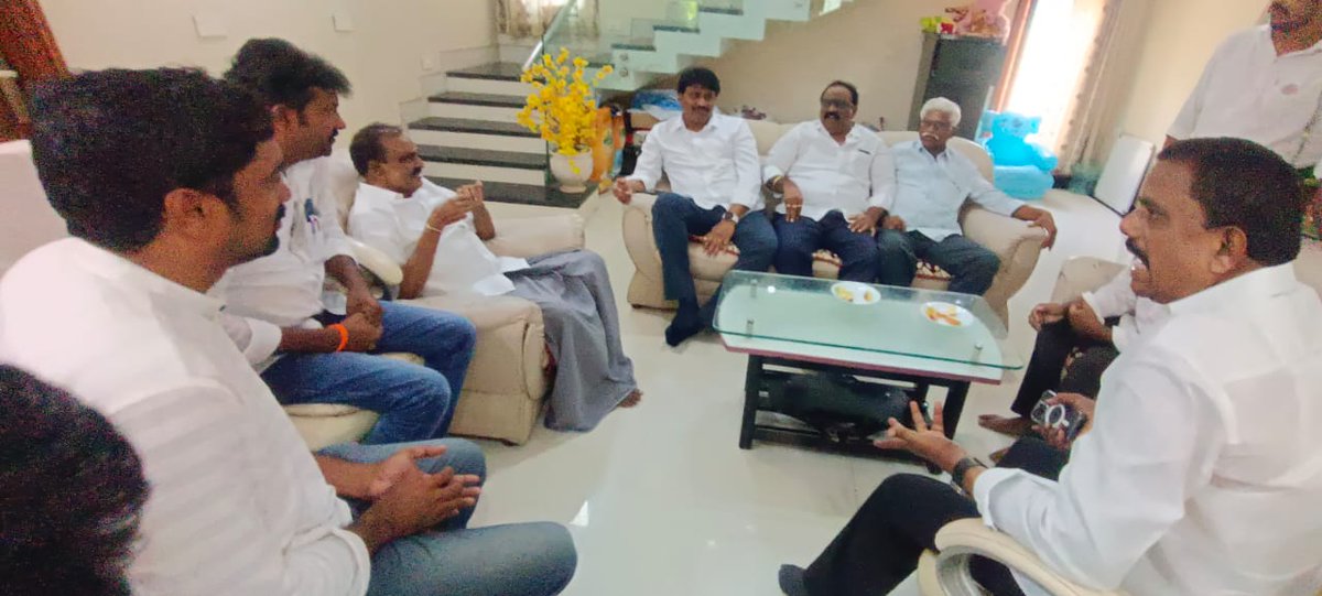 MuppidiOfficial's tweet image. జనసేన ఉమ్మడి పశ్చిమ గోదావరి జిల్లా కార్యదర్శి గాయత్రి వెంకటేశ్వరరావు గారు అనారోగ్యం నుండి కోలుకొని వైద్యసేవల అనంతరం హాస్పిటల్‌ నుండి డిశ్చార్జ్‌ అయ్యారు. ఈ సందర్భంగా ఆయనను వారి స్వగృహంలో కలిసి పరామర్శించాను.
#MuppidiVenkateswaraRao
#KovvurMLA 
#KovvurConstituency