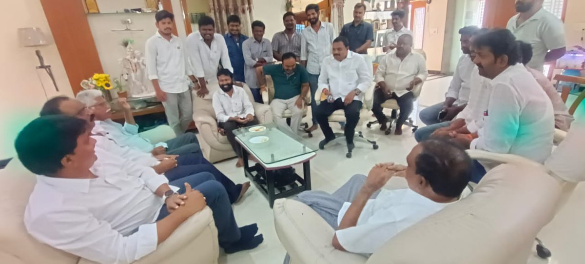 MuppidiOfficial's tweet image. జనసేన ఉమ్మడి పశ్చిమ గోదావరి జిల్లా కార్యదర్శి గాయత్రి వెంకటేశ్వరరావు గారు అనారోగ్యం నుండి కోలుకొని వైద్యసేవల అనంతరం హాస్పిటల్‌ నుండి డిశ్చార్జ్‌ అయ్యారు. ఈ సందర్భంగా ఆయనను వారి స్వగృహంలో కలిసి పరామర్శించాను.
#MuppidiVenkateswaraRao
#KovvurMLA 
#KovvurConstituency