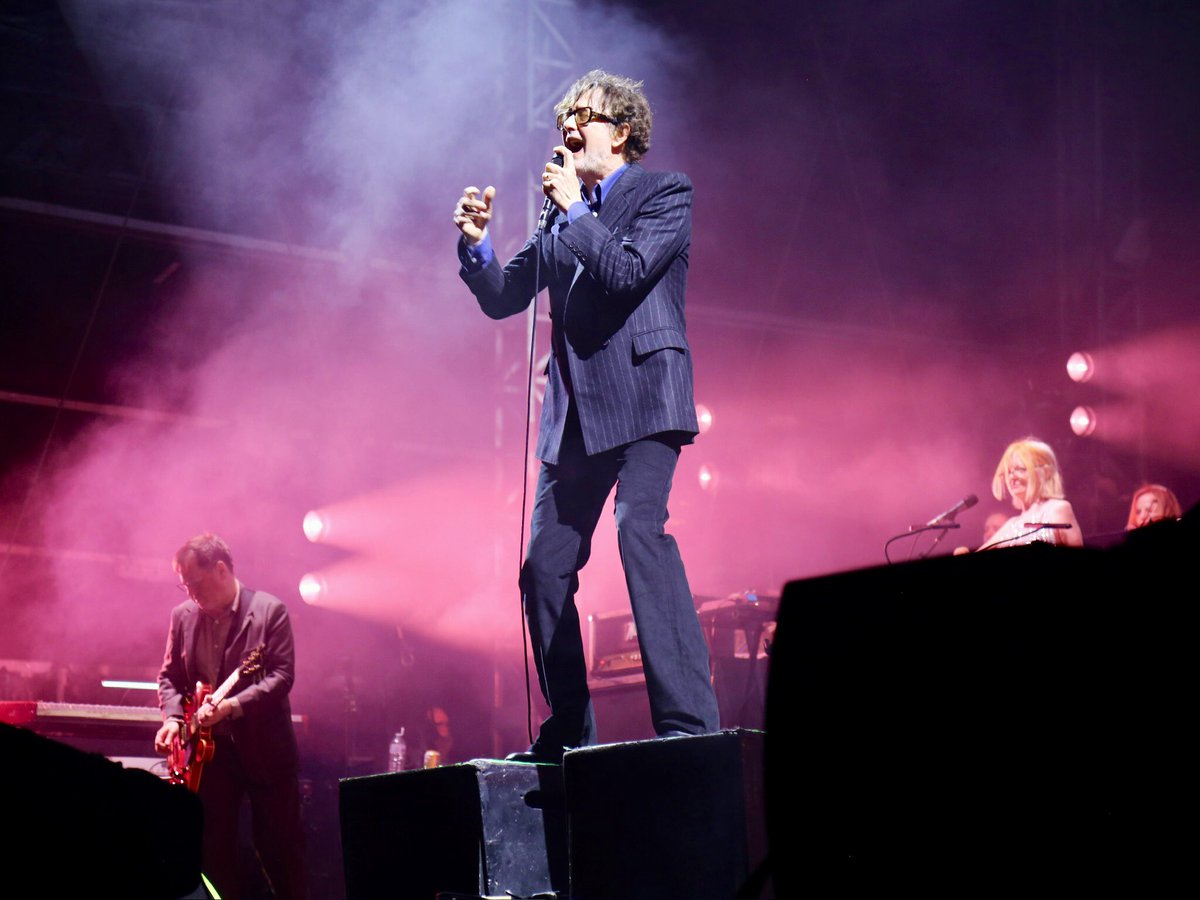 steelcitysnaps's tweet image. My three minutes to shoot @welovepulp from the @tramlines photography pit on Friday was quite exhilarating! Jarvis is the ultimate frontman, so much energy and he always has something to say - plus he brought pocket grapes 😂 What a legend. #Pulp #Tramlines #Sheffield
