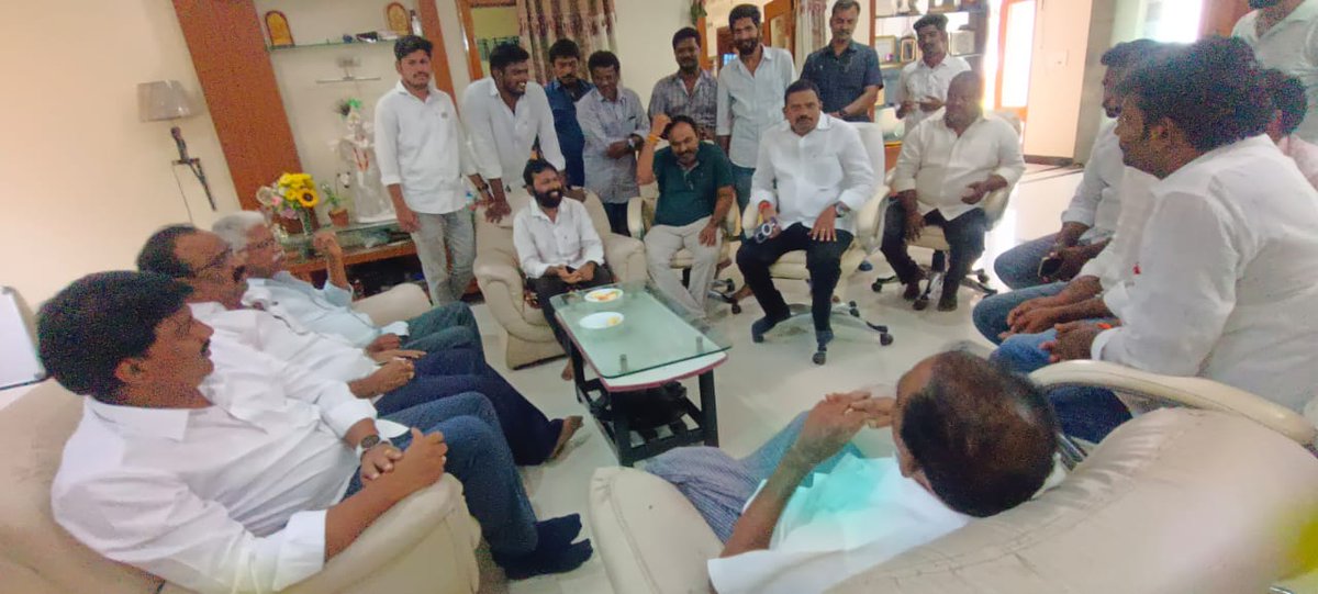 MuppidiOfficial's tweet image. జనసేన ఉమ్మడి పశ్చిమ గోదావరి జిల్లా కార్యదర్శి గాయత్రి వెంకటేశ్వరరావు గారు అనారోగ్యం నుండి కోలుకొని వైద్యసేవల అనంతరం హాస్పిటల్‌ నుండి డిశ్చార్జ్‌ అయ్యారు. ఈ సందర్భంగా ఆయనను వారి స్వగృహంలో కలిసి పరామర్శించాను.
#MuppidiVenkateswaraRao
#KovvurMLA 
#KovvurConstituency