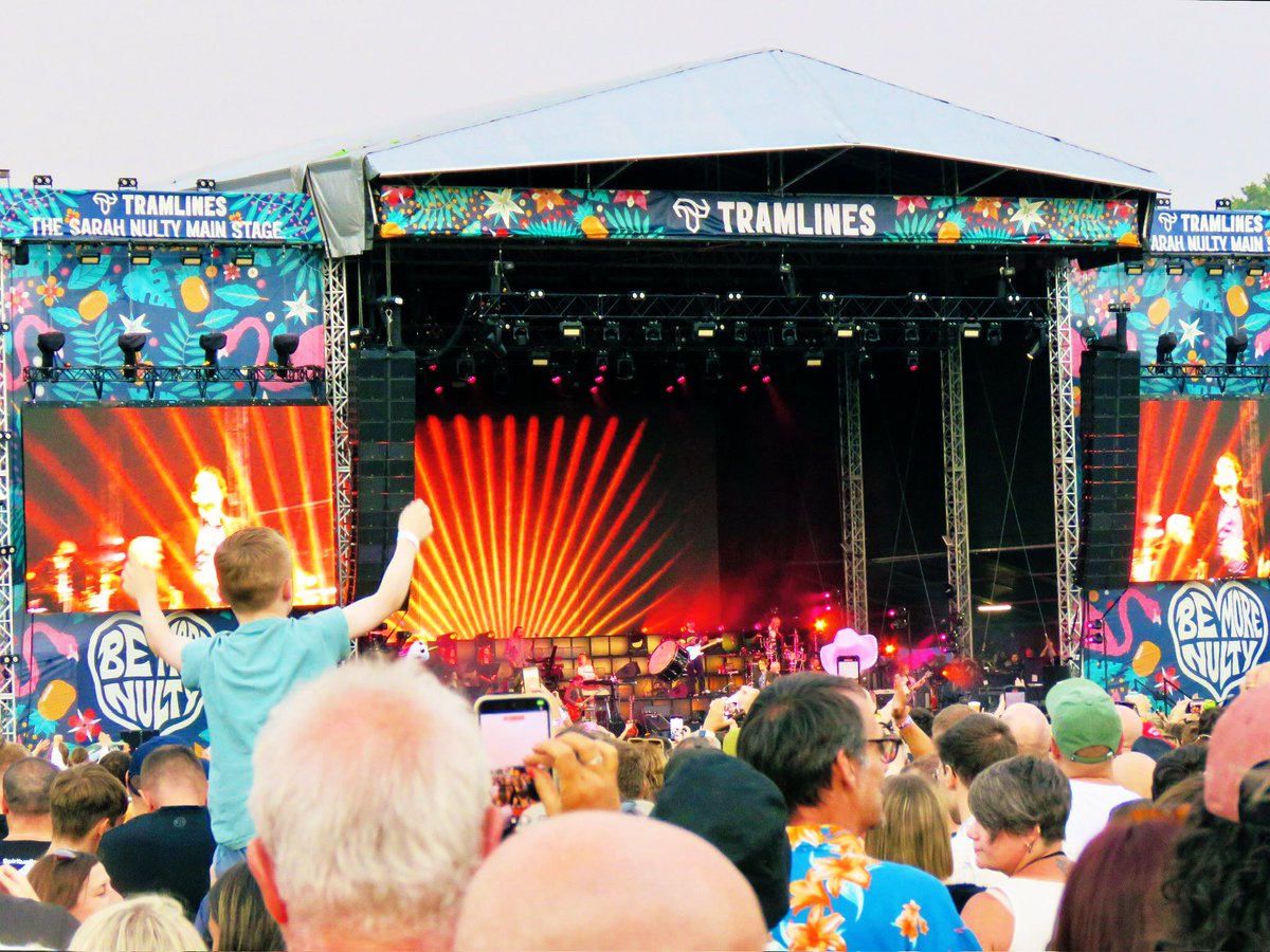 steelcitysnaps's tweet image. “I was born to perform, it’s a calling. I exist to do this, shouting and pointing” (Spike Island) @welovepulp @tramlines #Pulp #Tramlines