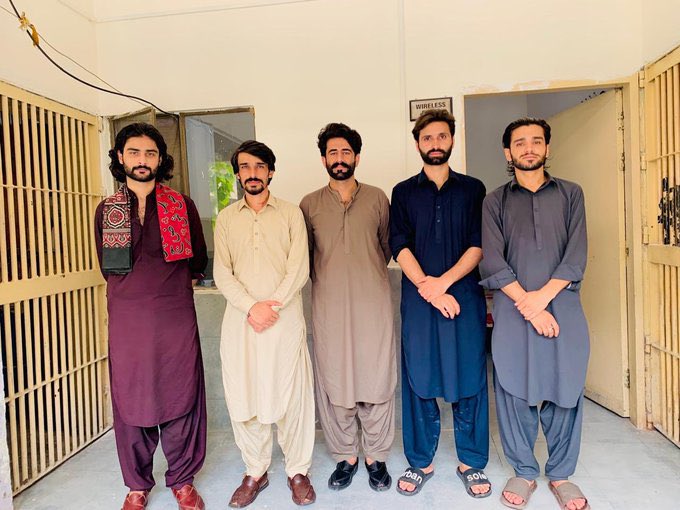 UroojArifkhan's tweet photo. تعلیم پر پہرہ نہیں چلے گا۔
یہ ملک بندوق سے نہیں، قلم سے بدلے گا۔
#SaveQAU #NoToStateTerror
#QAUUnderSiege
#saveqau https://t.co/do0k5bLyvW