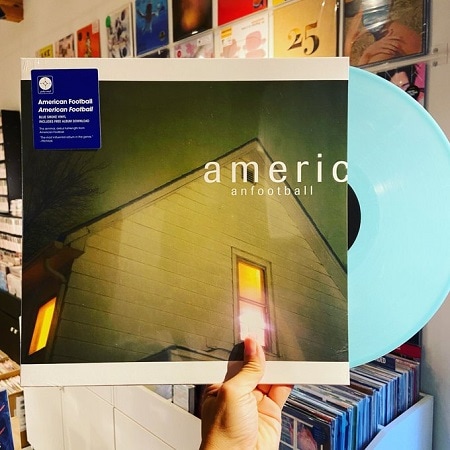【再入荷】AMERICAN FOOTBALLのエモマスターピースの1st、CLEAR+BLUE SMOKEカラーで再発。清涼感漂うこの雰囲気。エモ～ポストロックを横断する音像、メロディーの紡ぎや音を詰め込み過ぎないすっきりとした佇まいやアレンジ、イノセンスな音の鳴りなどはセンスの賜物です。
stiffslack.shop/shopdetail/000…