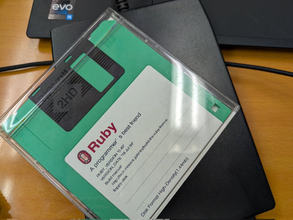 emorima's tweet image. 若者がフロッピーディスクを見たことがないって言ってたので、 #rubykaigi でMISOCAさんが配布していたRuby 0.49 のソースコードが入った持ってきました
