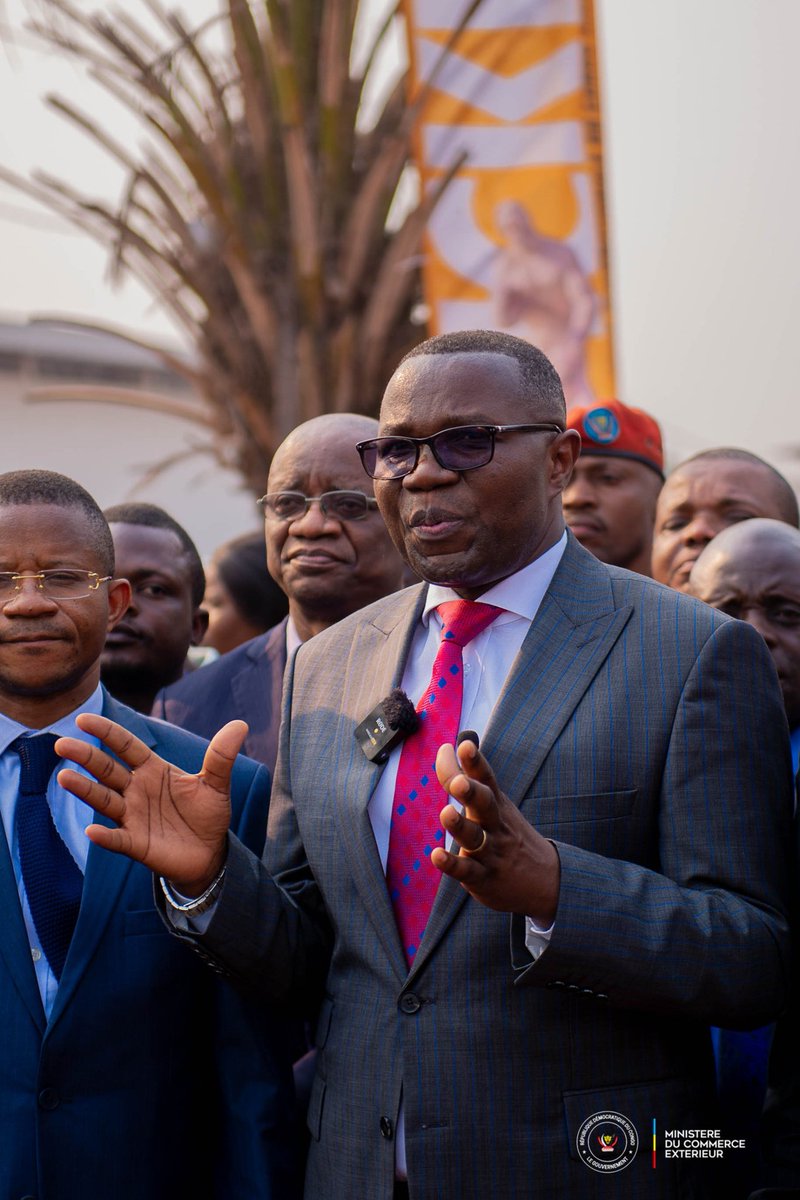 MinComex_RDC's tweet photo. ●#47E_ÉDITION_FICKIN2025 

Après avoir visité hier mardi 29 juillet 2025 le site d'exposition pour la #47e Edition foraine à la Foire Internationale du Congo-Kinshasa-#FICKIN,le Ministre du Commerce Extérieur,Julien Paluku Kahongya @julienpalukucom a rassuré la population congolaise et les étrangers  que cette 47e Edition foraine placée sous le thème" Foire de la paix et de l'unité nationale pour la stabilité des échanges commerciaux " démarre ce samedi 2 août 2025 à la Foire Internationale du Coongo-Kinshasa-
#FICKIN.

Sur place,accompagné du  Président du Conseil d'Administration,
Kennedy Katasi,du Directeur Général de la FICKIN,Didier kabampele @Dkabsmpele et des experts de son Ministère,Julien Paluku Kahongya a visité les pavillons qui s'apprêtent à accueillir les exposants,le podium pour les concerts  de grandes stars de la musique dont Werrason  pour valoriser la culture congolaise, les restaurants et terrasses pour la promotion de la gastronomie congolaise.

Le Ministre appelle les konoises et kinois,les différentes provinces et les étrangers de venir visiter massivement la Foire Internationale du Coongo-Kinshasa qui vient de réintégrer l'Union des Foires Internationales et  dont les travaux de sa modernisation seront lancés dans un bref délai par la société chinoise Hunan Construction Company LTD dont les  experts arrivent ce jeudi 31 juillet à Kinshasa.

 C'est l'une des etombées  de la participation active du Ministre du Commerce Extérieur à la 4e Edition de l'exposition économique et commerciale sino-africaine à Hunan dans le cadre de la consolidation de la diplomatie commerciale et économique menée par le Président de la République, Félix Tshisekedi.

Avant de quitter le site d'exposition qui se métamorphose au jour le jour,le Ministre a encouragé  les agents et cadres de la #FICKIN et a annoncé qu'il va doter la RDC de la loi foraine pour réguler toutes les activités foraines à travers le pays.Le travail technique de ce projet de loi  est déjà bouclé au niveau des experts, a-t-il ajouté tout en félicitant les provinces qui ont déjà donné des espaces à la #FICKIN.