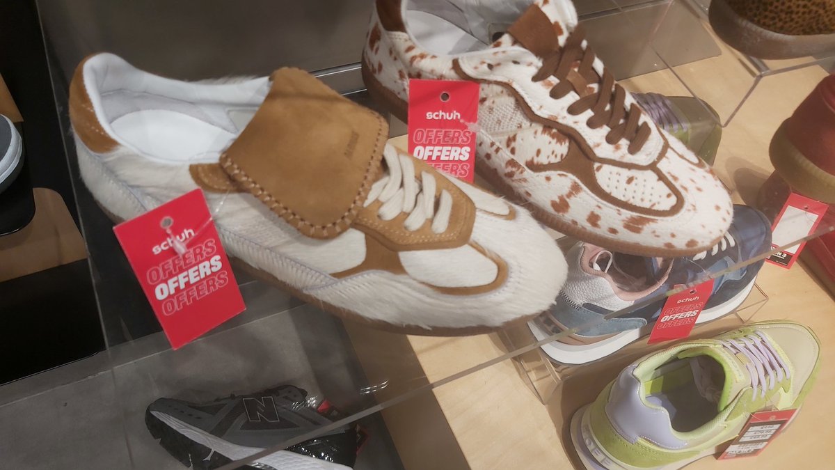 Mental to think some designer has thought lets have the flap over tongue from football boots and make them designer, but lets make them a colour a football boot has never been! Shitey and white