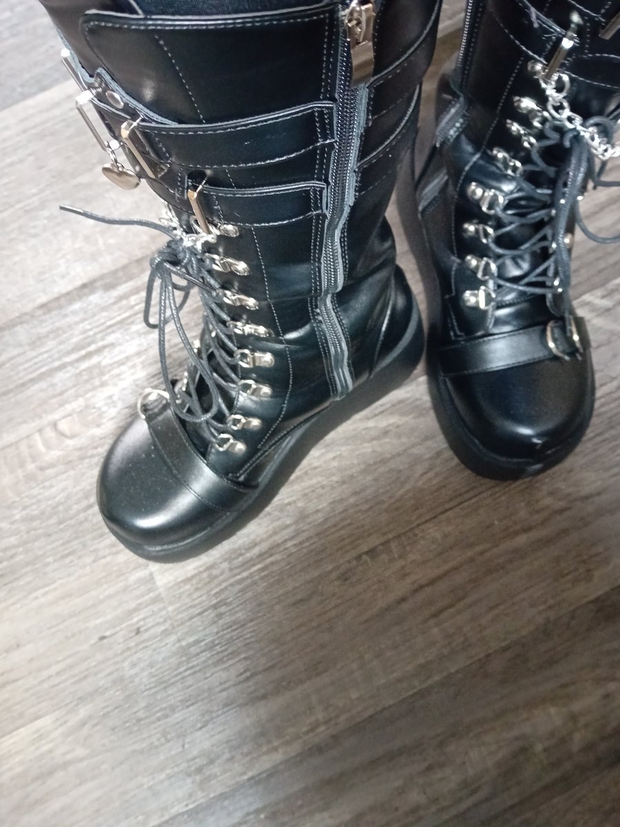 Donna nearly ripped her tights with her new boots oops. 😂 I am actually going out for my lunch. Heading out with some friends from the book club.
