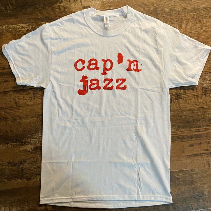 CAP'N JAZZの1993年リリースの7インチで使用した印象的なロゴをフロントにあしらった最高なデザインのTシャツ。
stiffslack.shop/shopdetail/000…