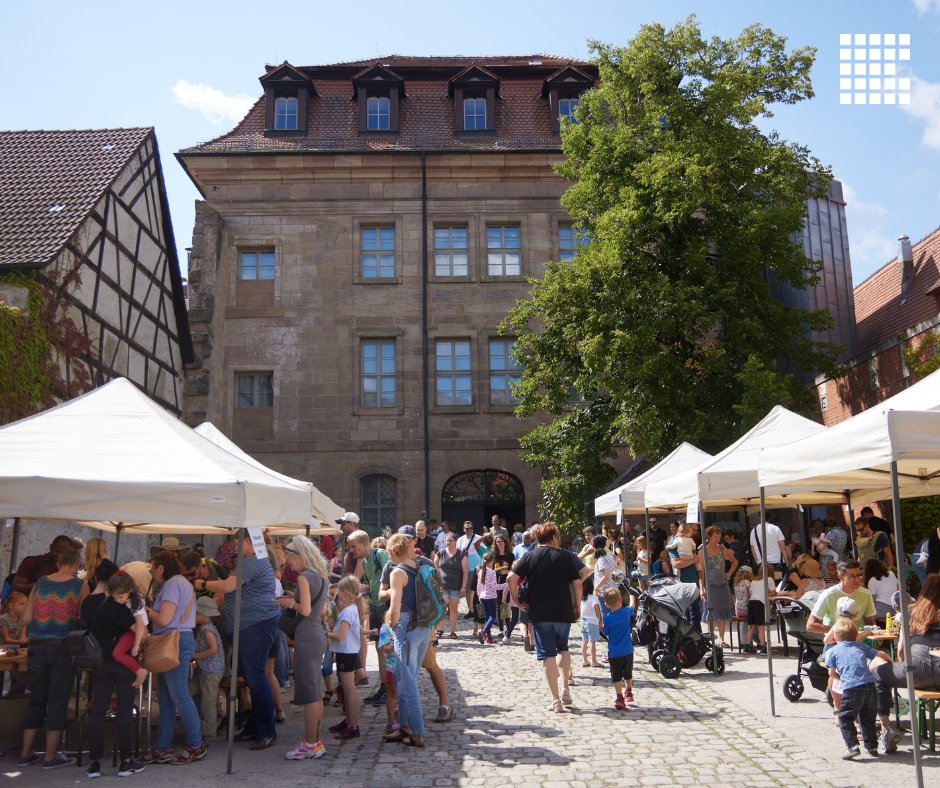 Museumsfest im Stadtmuseum: Freut euch am 3.8. auf ein kunterbuntes Programm: Einhorn-Hüpfburg, Monster abwerfen, Playmobil-Städte bauen, Kinderschminken, Bastelaktionen und vieles mehr! Und in der Sonderausstellung geht’s auf spannende Entdeckungstour: erlangen.de/themenseite/ak…