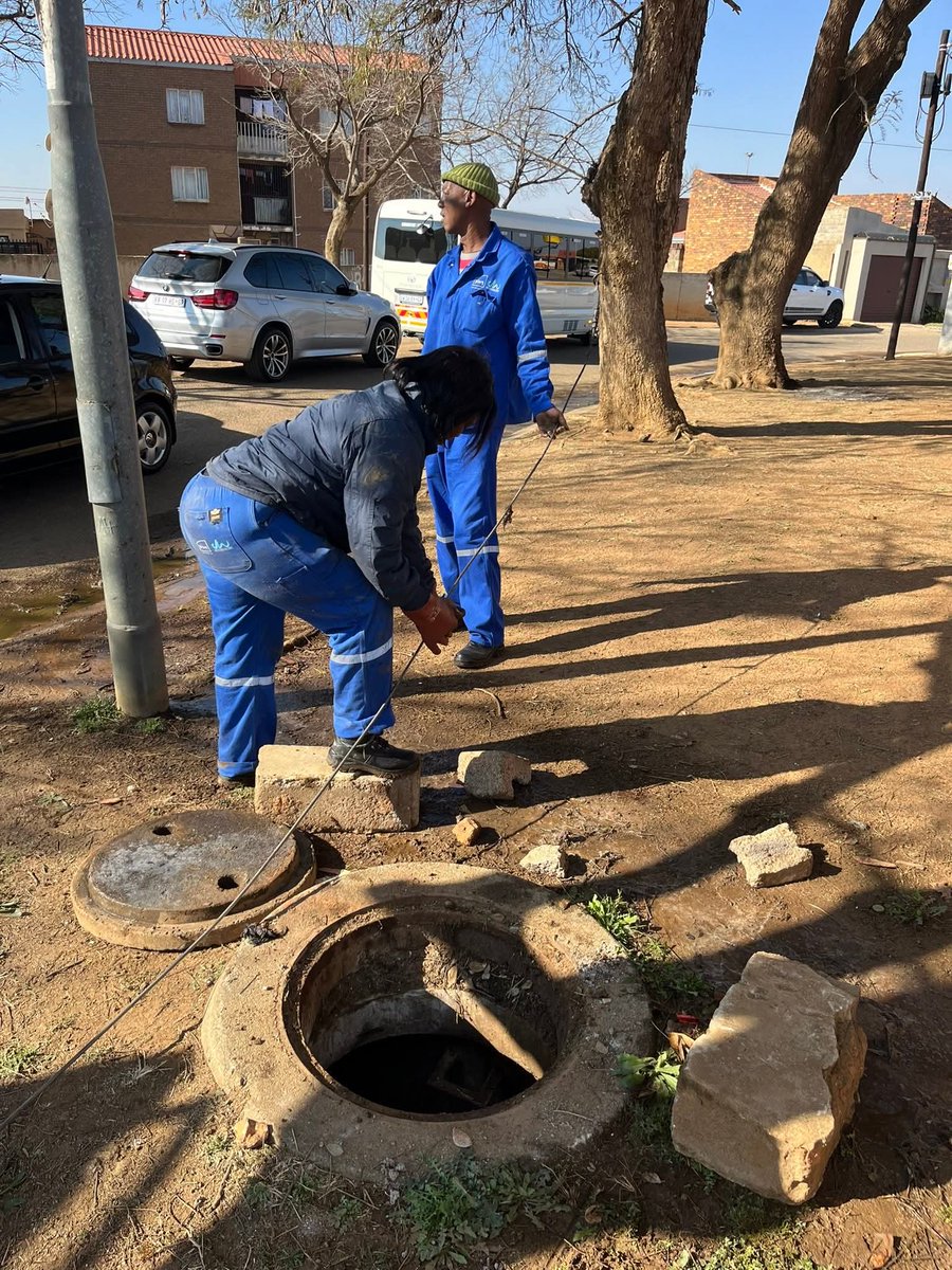 CityofJoburgZA's tweet photo. RALLIED THE TROOPS: The High Impact Service Delivery operation in Region D is focused on the following critical regional issues 👇🏾

✔️Fixing potholes
✔️Clearing sewer blockages
✔️Resolving billing inquiries
✔️Cleaning illegal dumping sites
✔️Repairing streetlights
✔️Updates on the refurbishment of the Jabulani Swimming Pool
✔️Progress report on the Jabulani Reservoir

#HighImpactServiceDelivery
#JoburgServices
#JoburgReimagined ^GZ