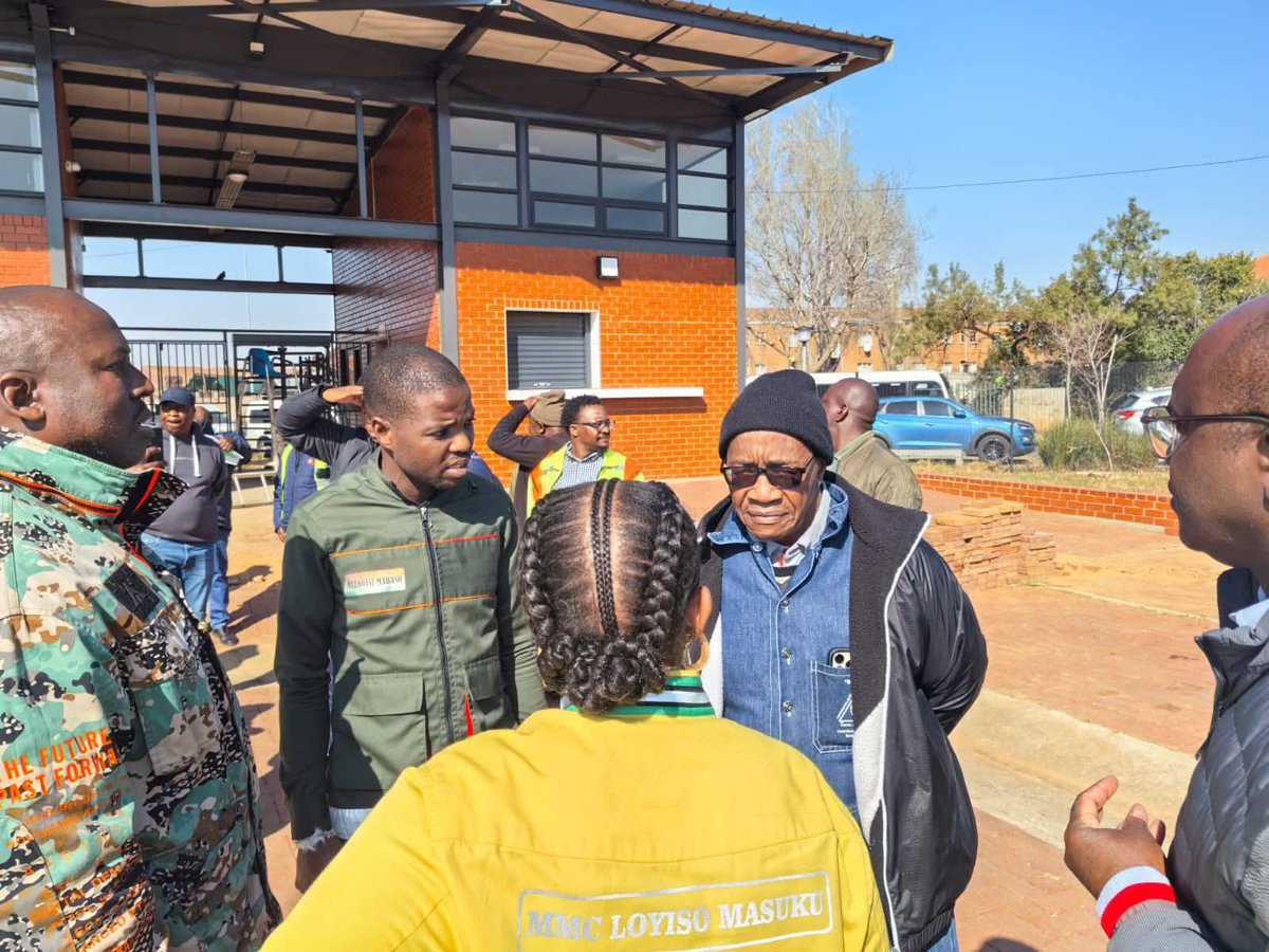 CityofJoburgZA's tweet photo. RALLIED THE TROOPS: The High Impact Service Delivery operation in Region D is focused on the following critical regional issues 👇🏾

✔️Fixing potholes
✔️Clearing sewer blockages
✔️Resolving billing inquiries
✔️Cleaning illegal dumping sites
✔️Repairing streetlights
✔️Updates on the refurbishment of the Jabulani Swimming Pool
✔️Progress report on the Jabulani Reservoir

#HighImpactServiceDelivery
#JoburgServices
#JoburgReimagined ^GZ
