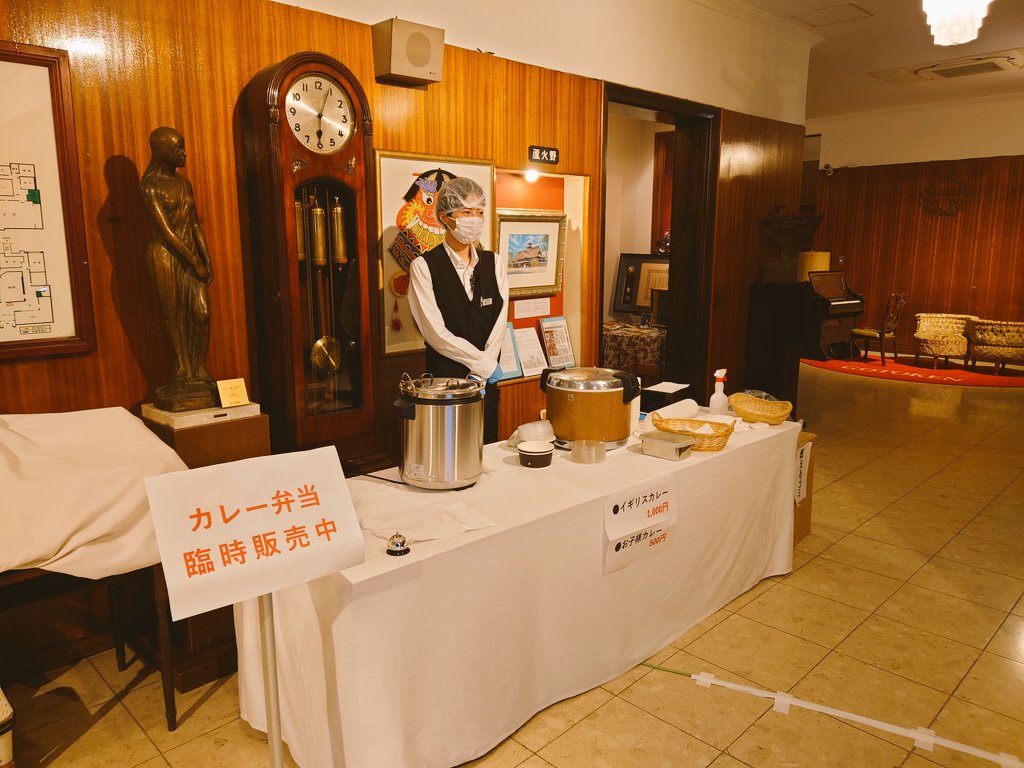 gotokenno5daime's tweet photo. 五島軒本店では、夜20時までカレー弁当の臨時販売を継続致します。旅先で食事場所が見つけられない方、スーパー等の休業でご飯支度が出来ない近隣の方は、温かいカレーをご用意しておりますのでどうぞご利用くださいませ。また、引き続き津波情報を確認し、無理なご移動や外出はお控えくださいませ🙇 https://t.co/48LxTmBrzX