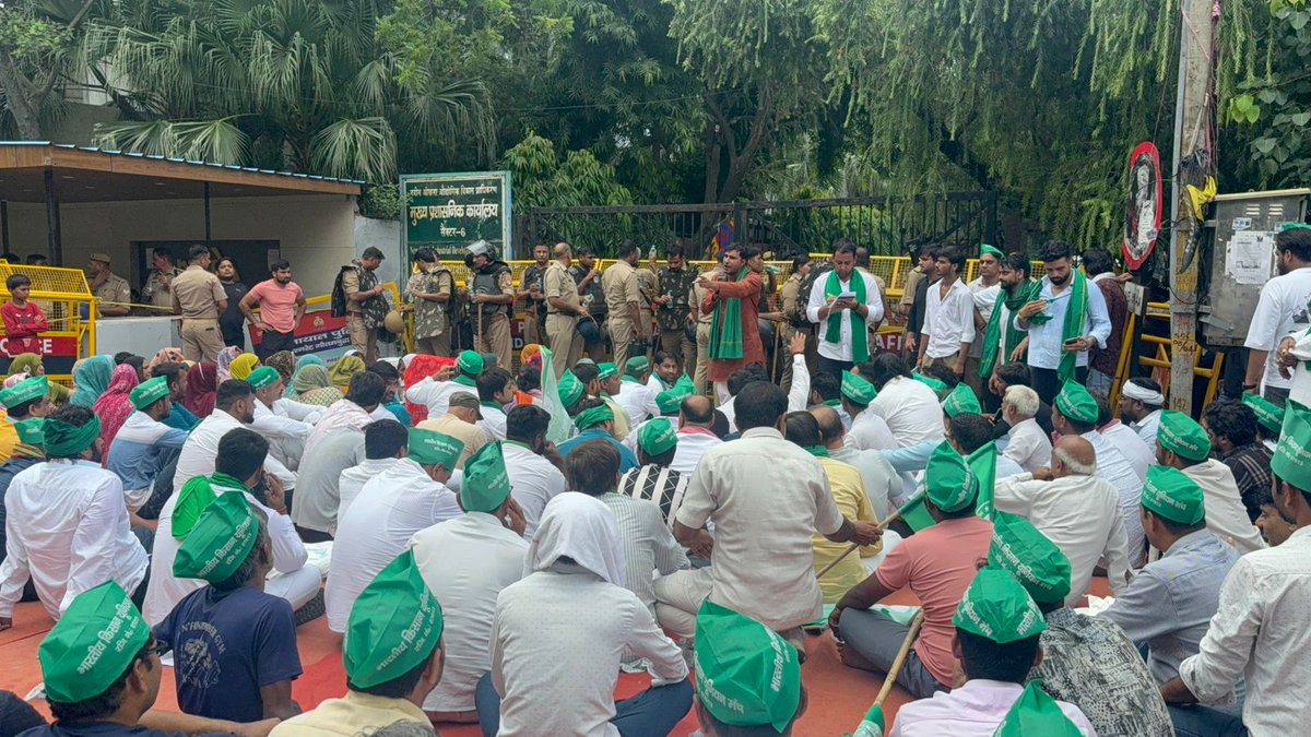 bstvlive's tweet image. नोएडा 
➡नोएडा प्राधिकरण पर किसानों का धरना शुरू
➡धरना प्रदर्शन शुरू मौके पर भारी पुलिस मौजूद 
➡किसानों को पुलिस ने बैरिकेडिंग लगाकर रोका
➡संयुक्त किसान मोर्चा के आवाहन पर धरना प्रदर्शन
➡नोएडा और ग्रेटर नोएडा में हो रहा धरना प्रदर्शन 
➡नोएडा प्राधिकरण के गेट पर धरने पर बैठे…