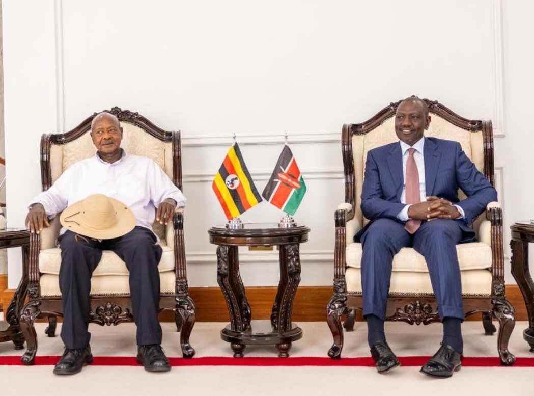 Body language.... one is nervous and the other is confident....
Who is what.........