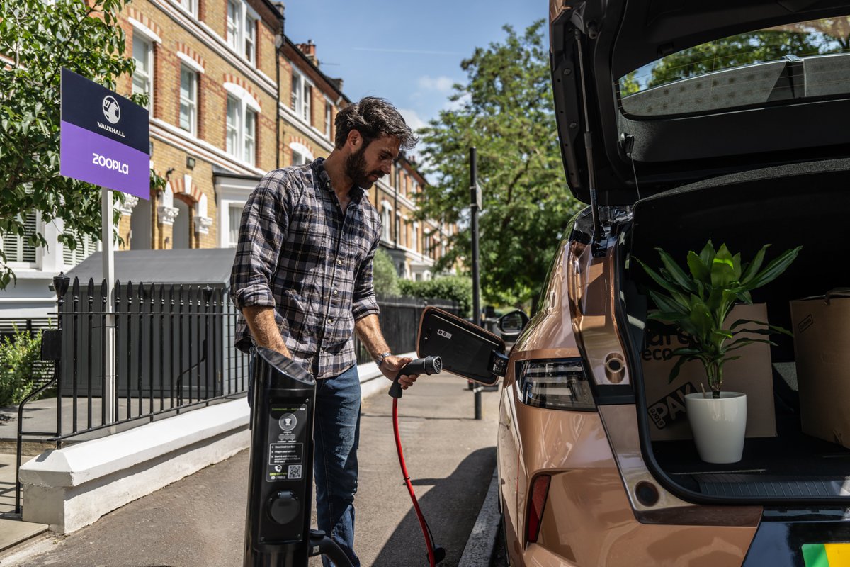 Vauxhall &amp; Zoopla are supporting the UK's switch to electric - launching new tools to help buyers &amp; renters find nearby on-street chargers and filter homes with EV charging. 40% of UK drivers say charger access will influence their next move. Details:  bit.ly/3J8GcJT
